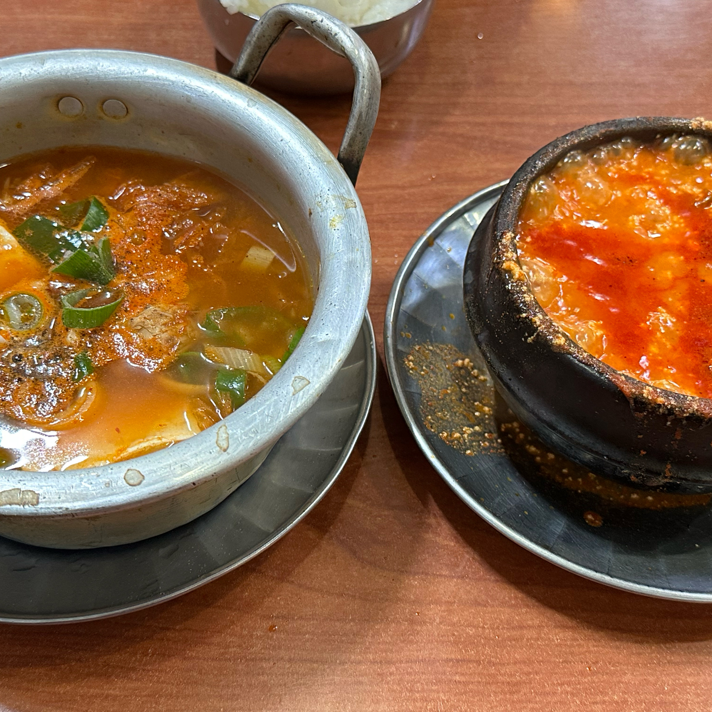 자극적인 맛ㅋㅋ 엄청 맛있어서 찾아갈 정도는 아니고.. 근처에 있으면 한번 가볼만한 곳. - 제주 맛집 신해바라기