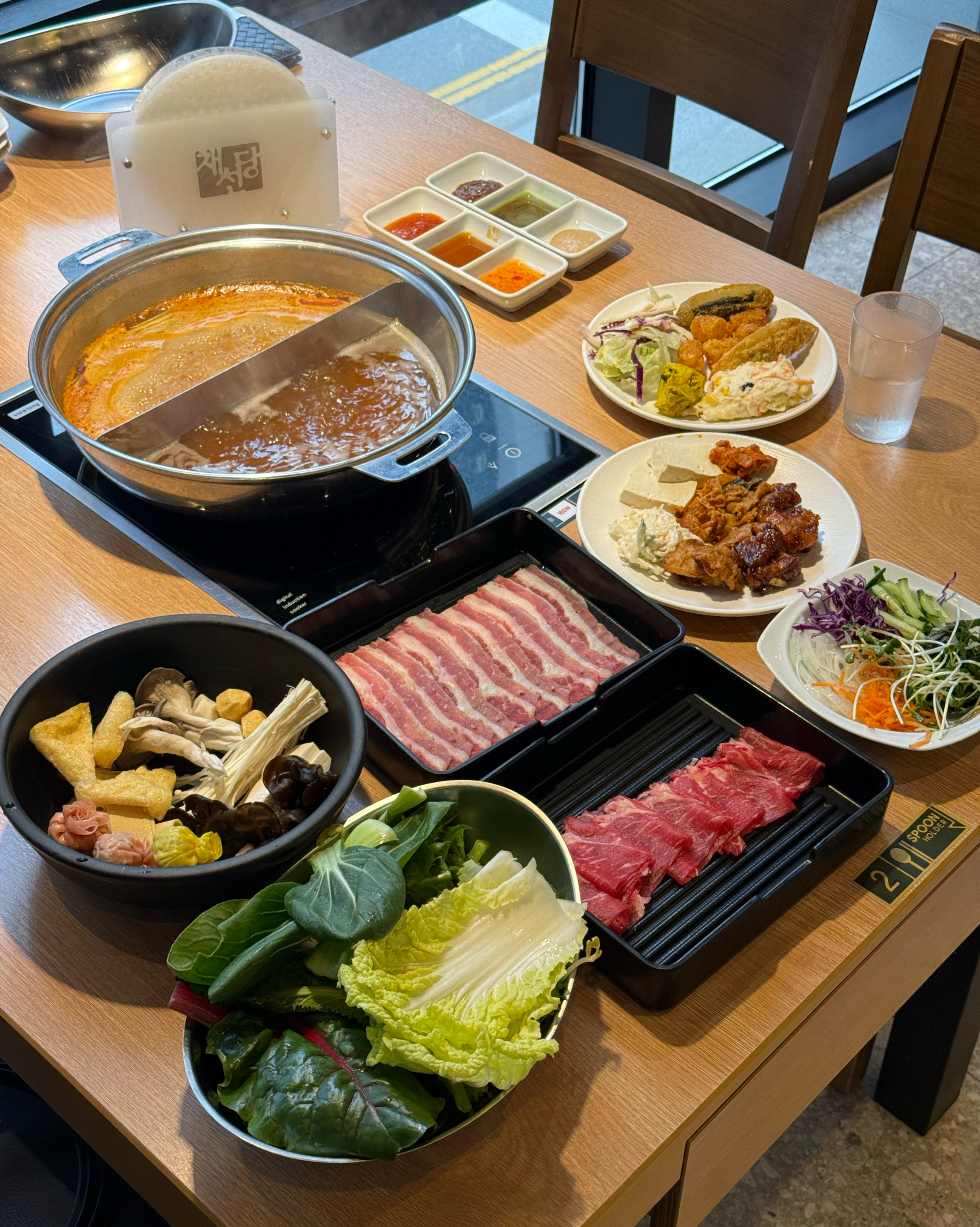 야채가 굉장히 신선해요! 샤브샤브 뿐만 아니라 월남쌈, 떡볶이, 닭강정 등 다른 음식들이