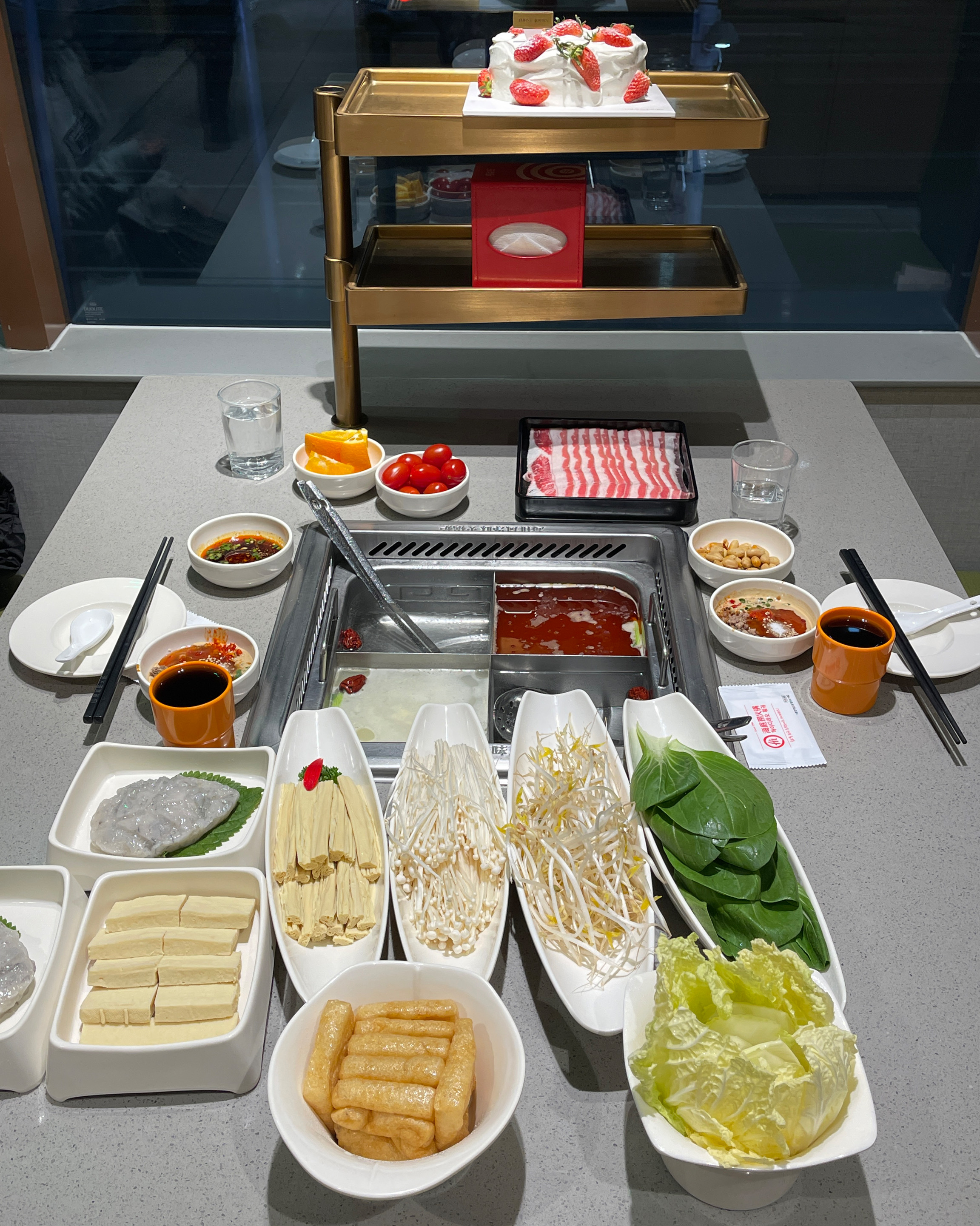 - 탕(삼계, 소기름마라), 새우완자, 우삼겹, 청경채, 숙주, 푸주, 말랑두부, 유부 - 부산역 맛집 하이디라오 부산역점