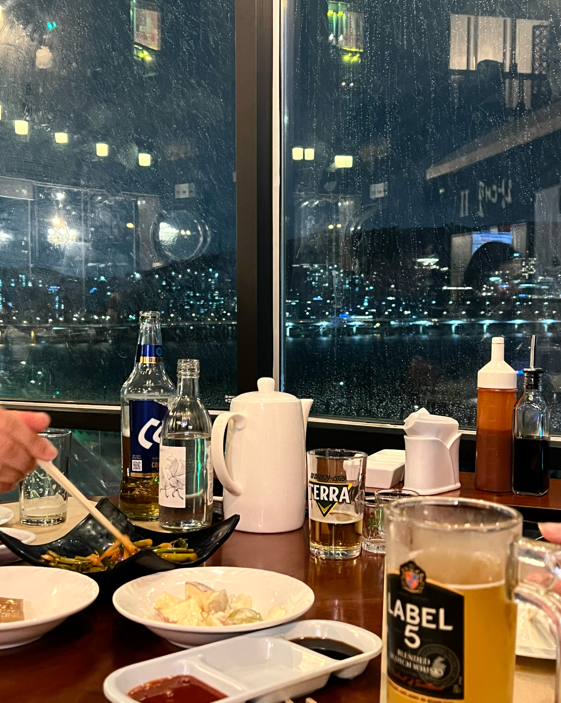 음식이 너무 맛있었고 서비스가 너무너무 친절해서 감동 받았어요!! 외국에서 온 친구가 있었