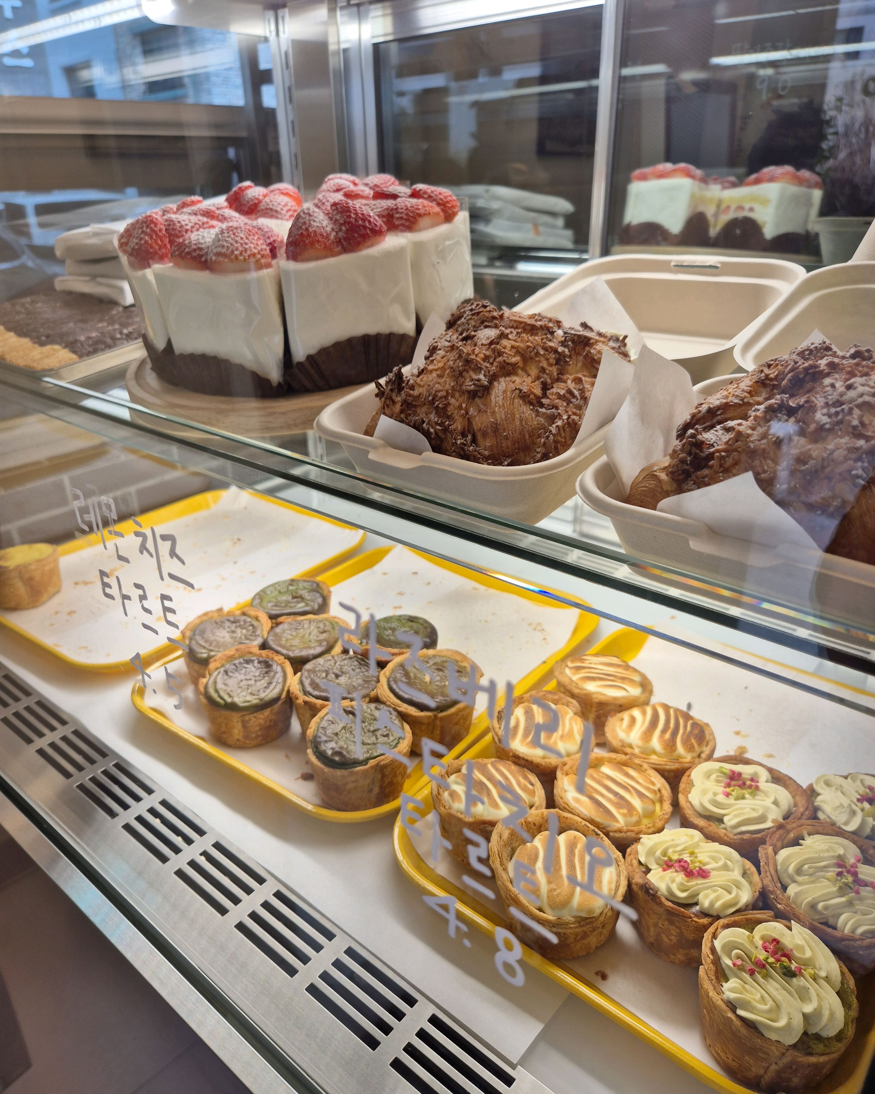 제주시에서는 ~~에그타르트가~~1등인듯~~강추~~다른 여러 빵종류도~~모두~굿굿~~늦은