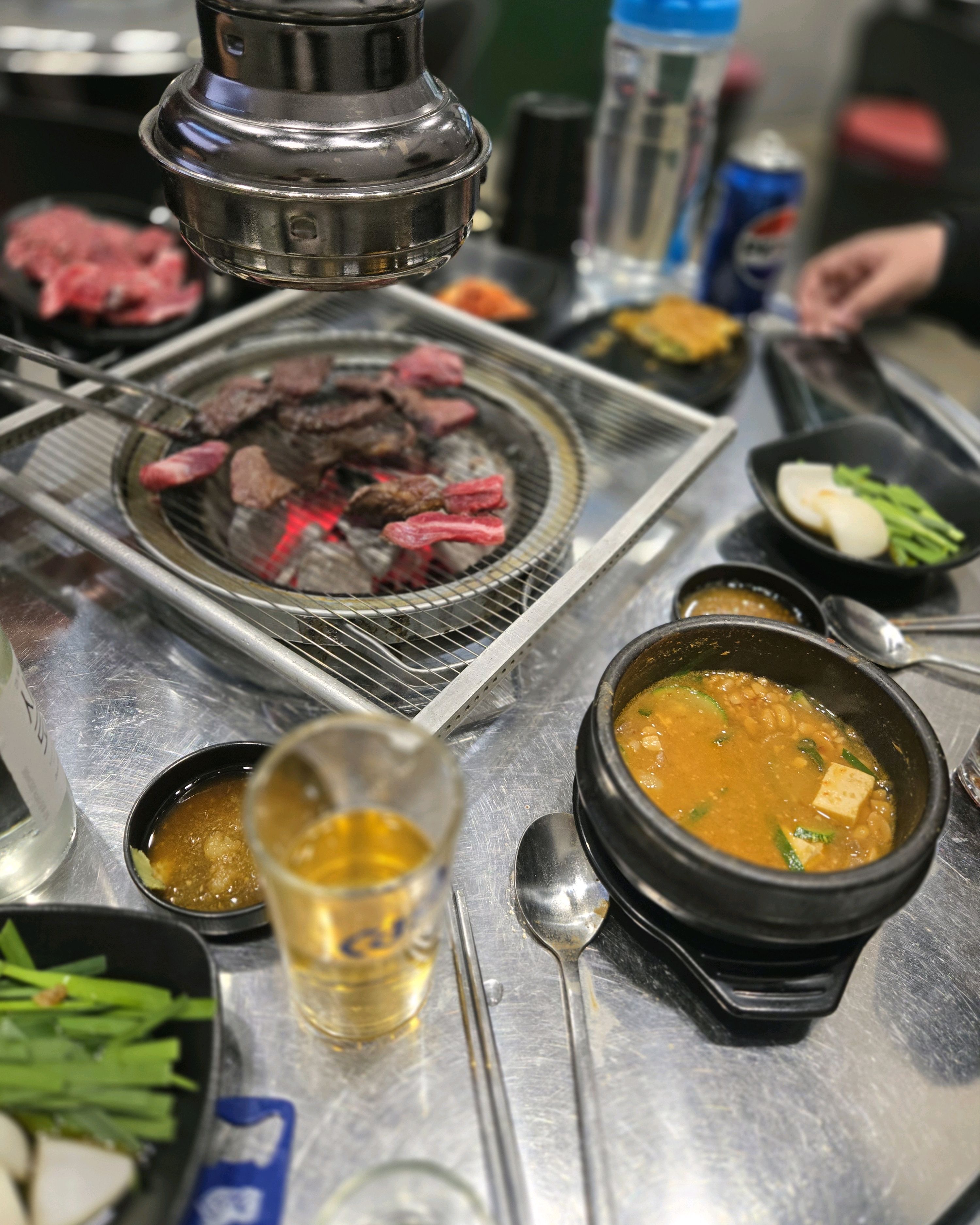 분위기도 좋고 직원분들 섬세하게 챙겨주시고 친절해요 계란말이 청국장은 기본으로 나오고 고기