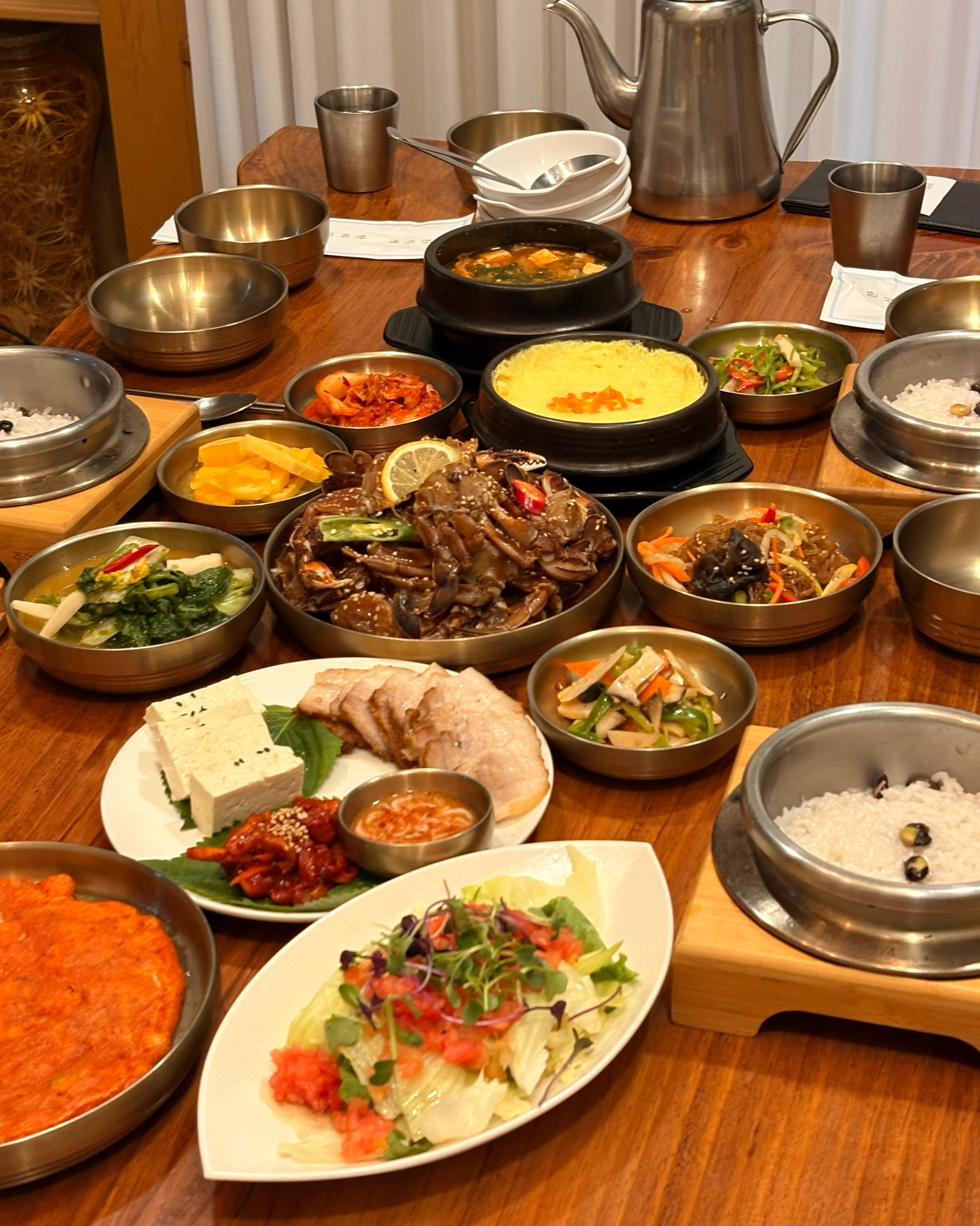 “30년 전통 대치칼국수”로 유명한 명동관에서 간장게장 한상 먹었는데 진짜 너어무 맛있어요