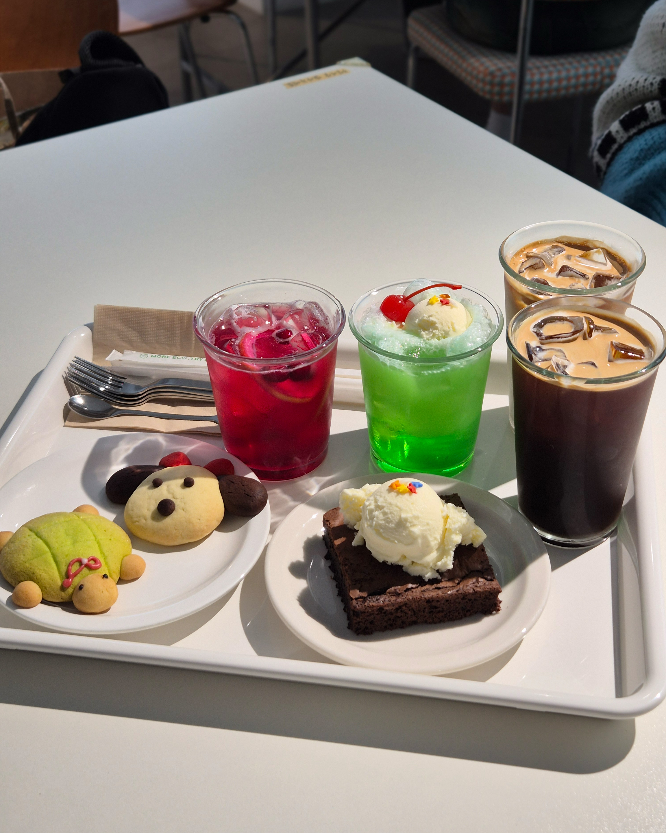 근처에서 맛있는 카페 없을까 싶어서 갑자기 메론소다가 땡겨서 오게 되었어요✨ 매장 분위기