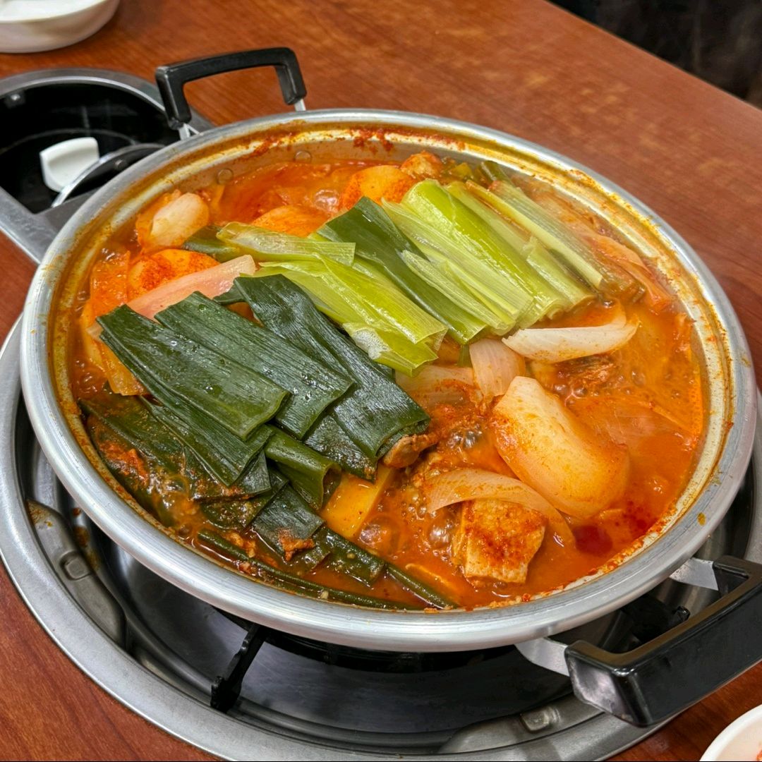주말 점심 1시 넘어서 갔는데 브레이크타임 없이 영업하고 있었고 자리가 있어 바로 앉았습니