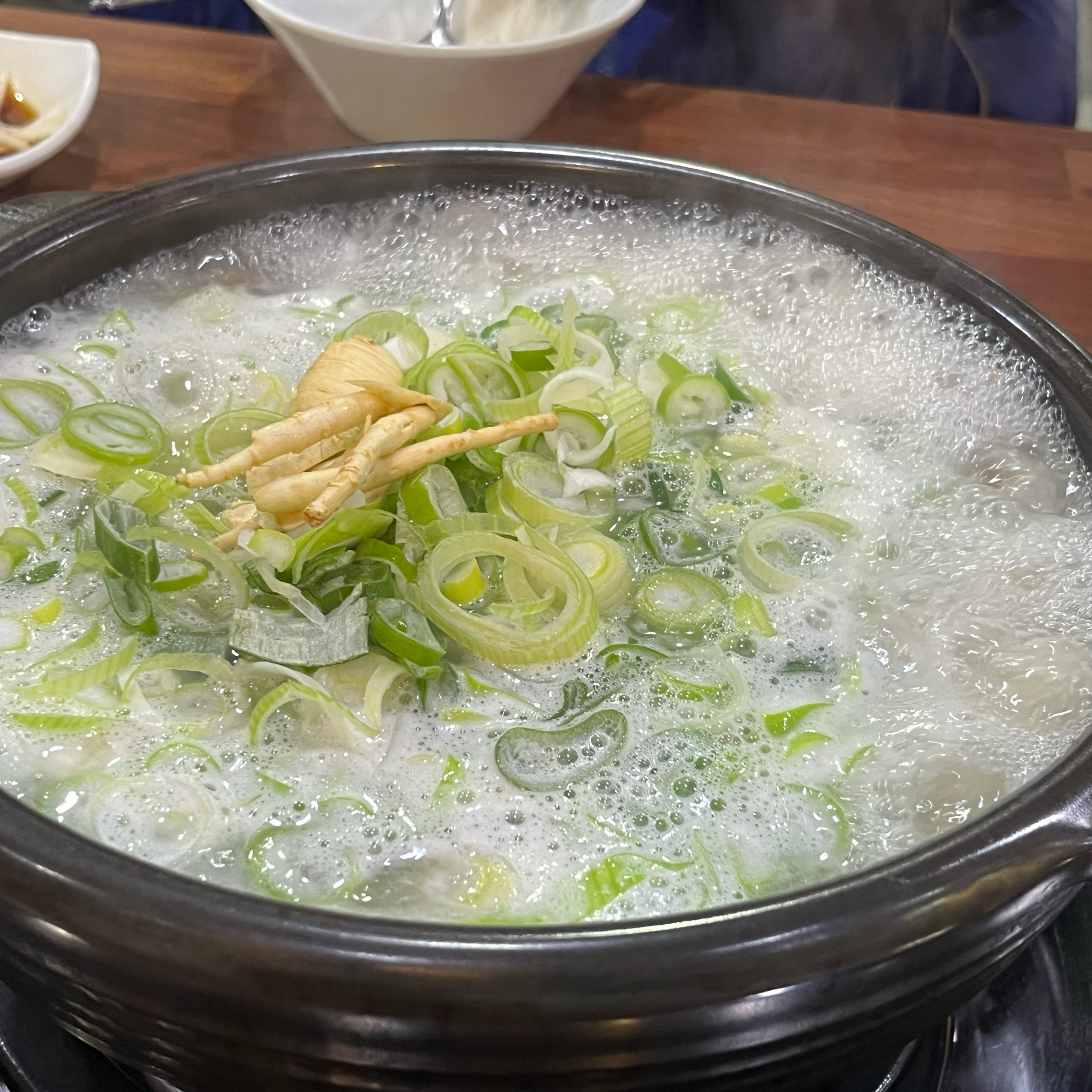깊고 진한 육수에 쫄깃하고 탱글탱글한 도가니가 정말 푸짐하게 들어있더라구요,, - 권선동 맛집 아리랑도가니탕