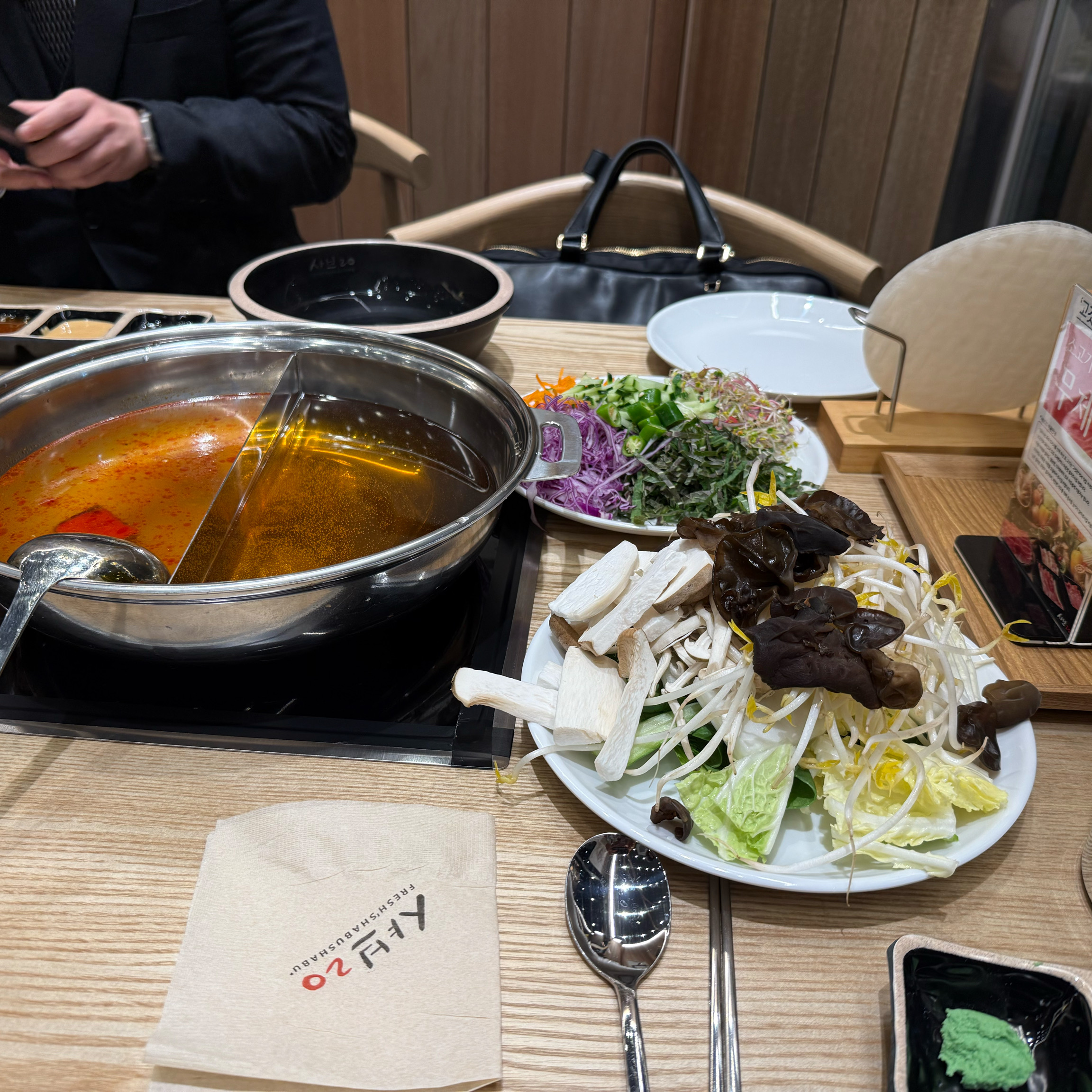 오픈할때 가서 먹었는데 맛있어서 친구들과 또 방문했어요~~ 무한리필인데 고기 질도 좋고 다