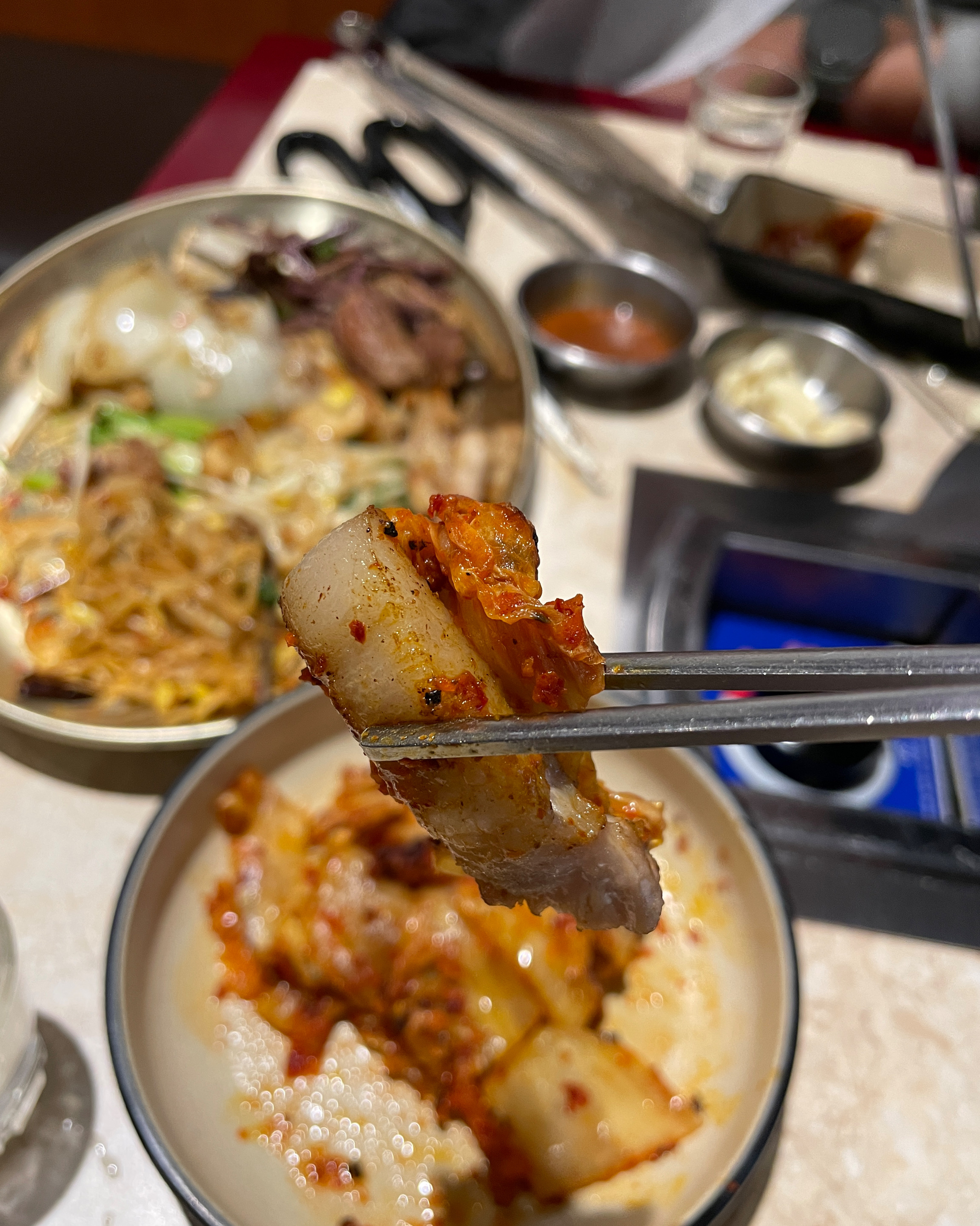 역시 솥뚜껑맛이 있어요! 고사리 버섯 양파 미나리 콩나물 기본셋팅 너무 좋아요👍🏻👍🏻 고기