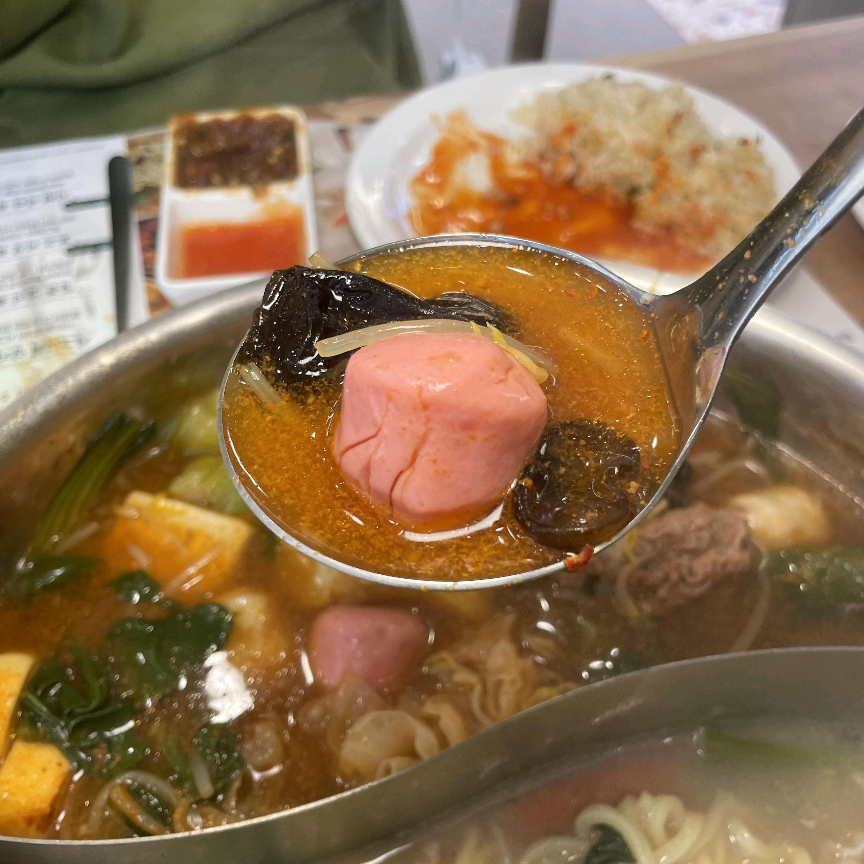 다양한 야채와 라이스페이퍼를 이용할 수 있어서 맛있게 즐겼네요. 디핑소스도 종류가 많아 골