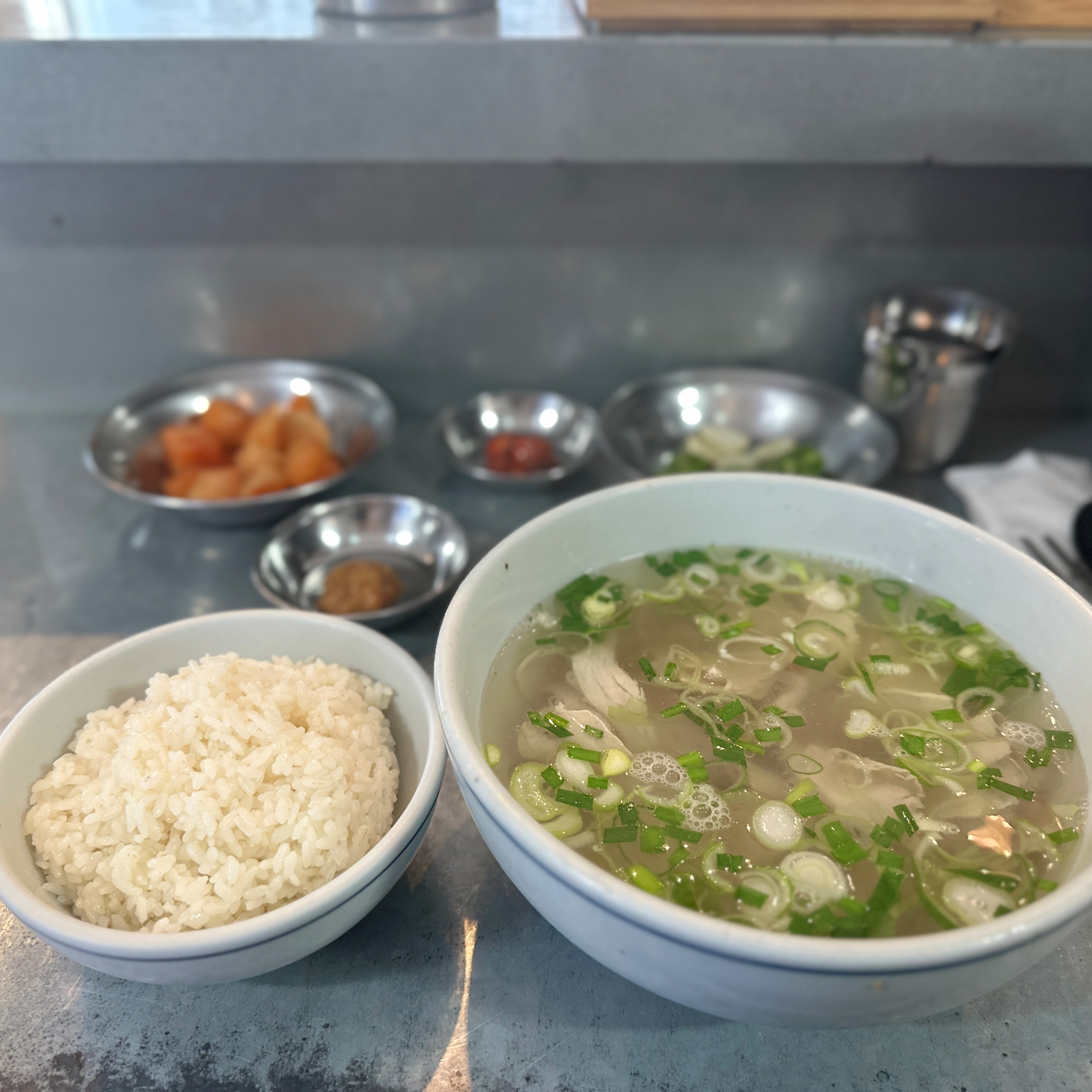 국물이 엄청 깔끔하고 시원해요. - 광화문 맛집 광화문국밥