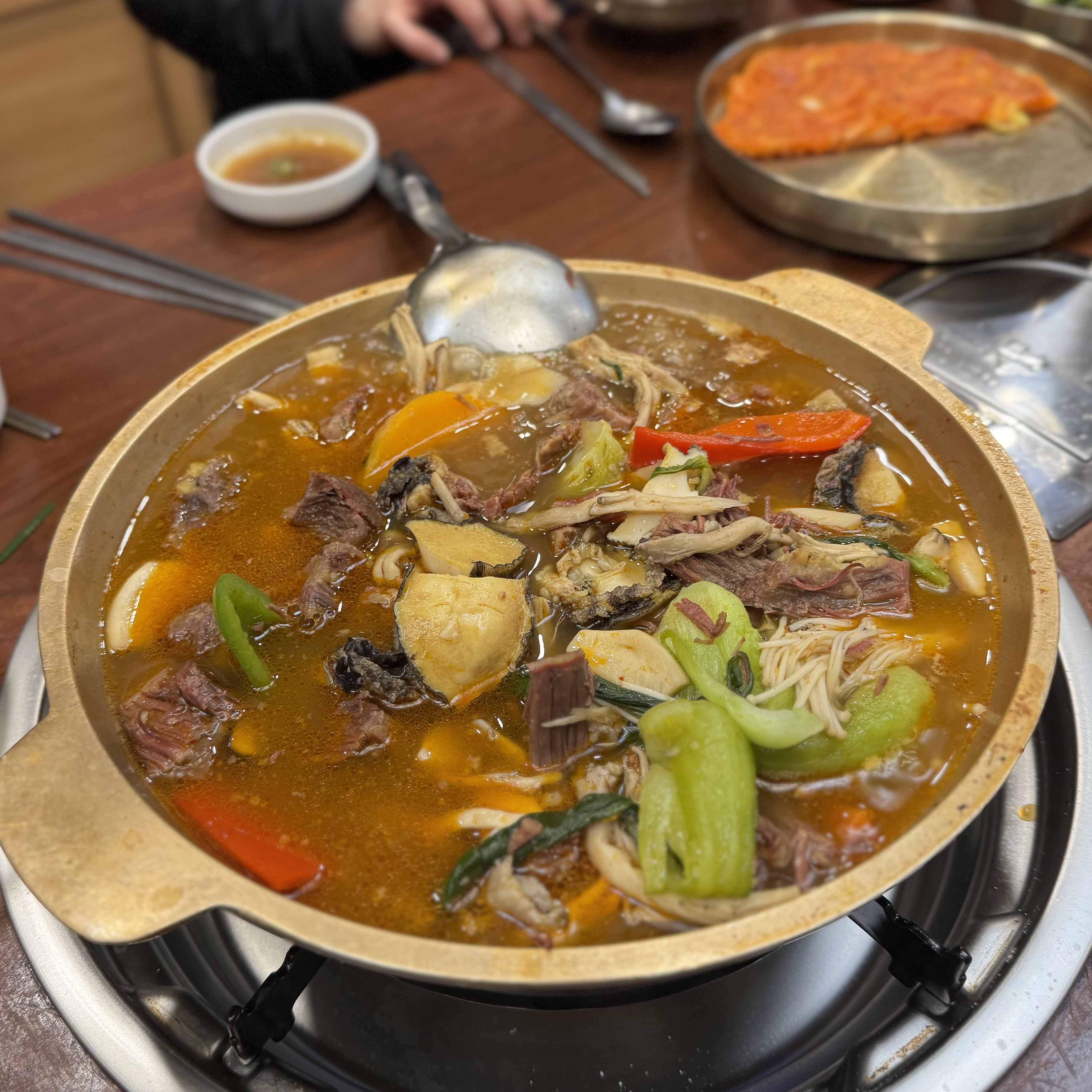 30년 전통답게 칼국수의 국물 맛이 진하고 깊어요. 쫄깃한 면발과 함께 먹으니 속이 확 풀