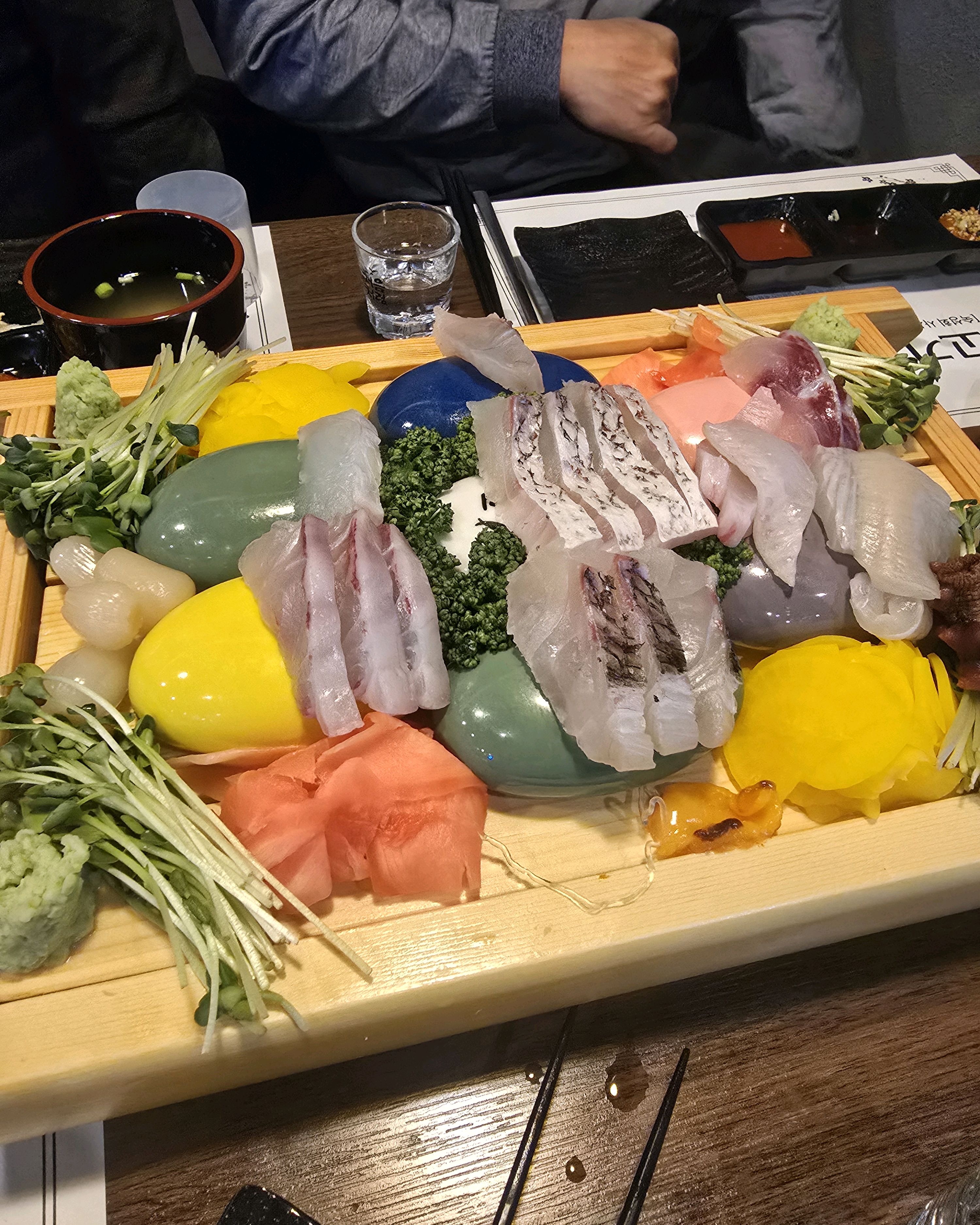먹다가 리뷰 쓰니 양은 처음 양이 아닙니다.신선함은 물론이고 맛이 이가격이 아닙니다.이래서