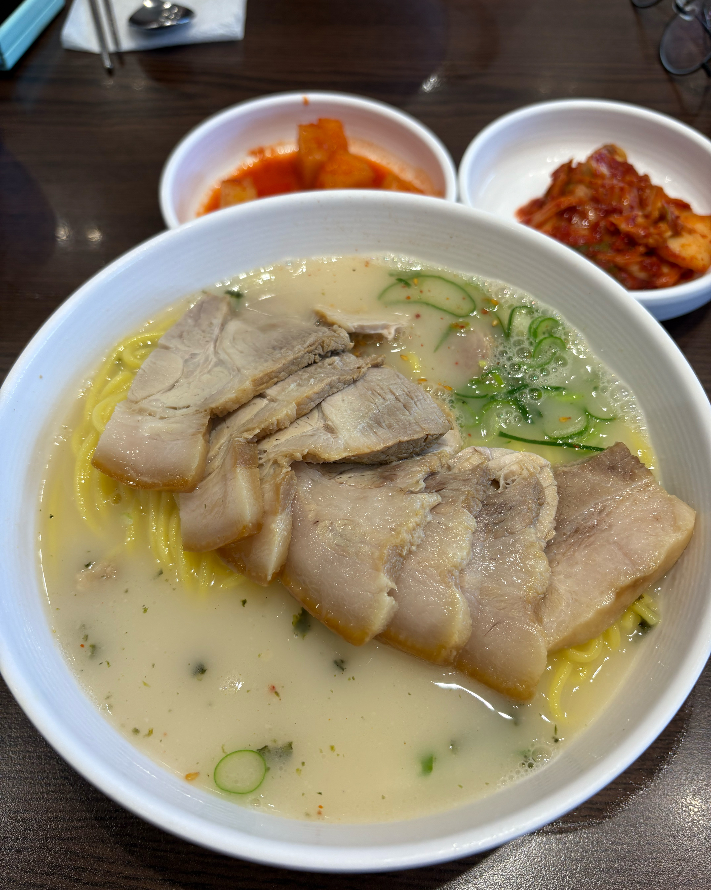 유명한 고기국수집 남편이 곱배기 주뮨 - 제주 맛집 자매국수