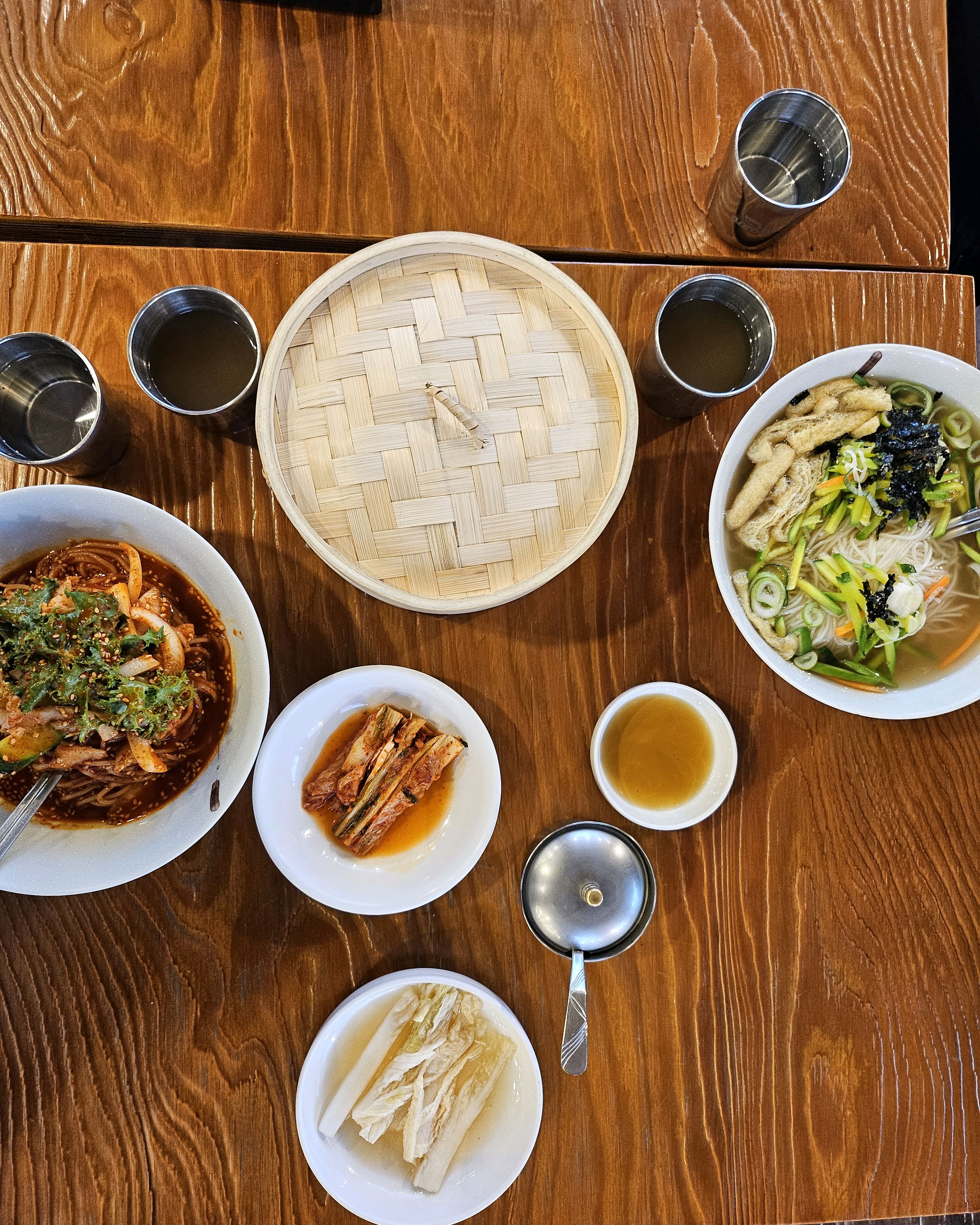 잔치국수는 무난한 맛, 비빔이 더 낫고 육수있는건 좋은데 가격대비 양이 많은느낌도 아니고