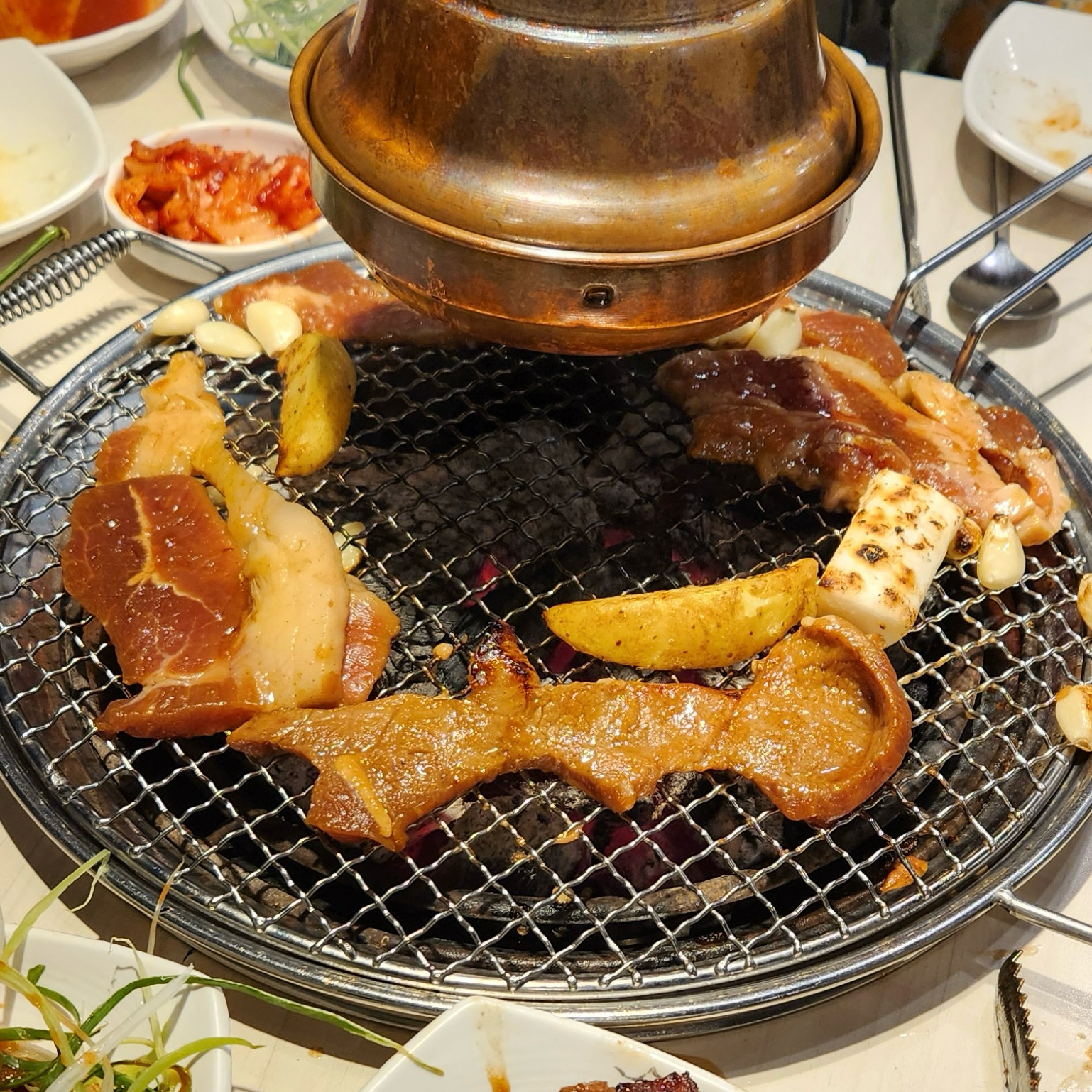 허기진 상태로 허겁지겁 먹느라 중간에 찍었을정도로 넘 맛있었어요🥹🫶🏼 사이드 메뉴들도 퀄리