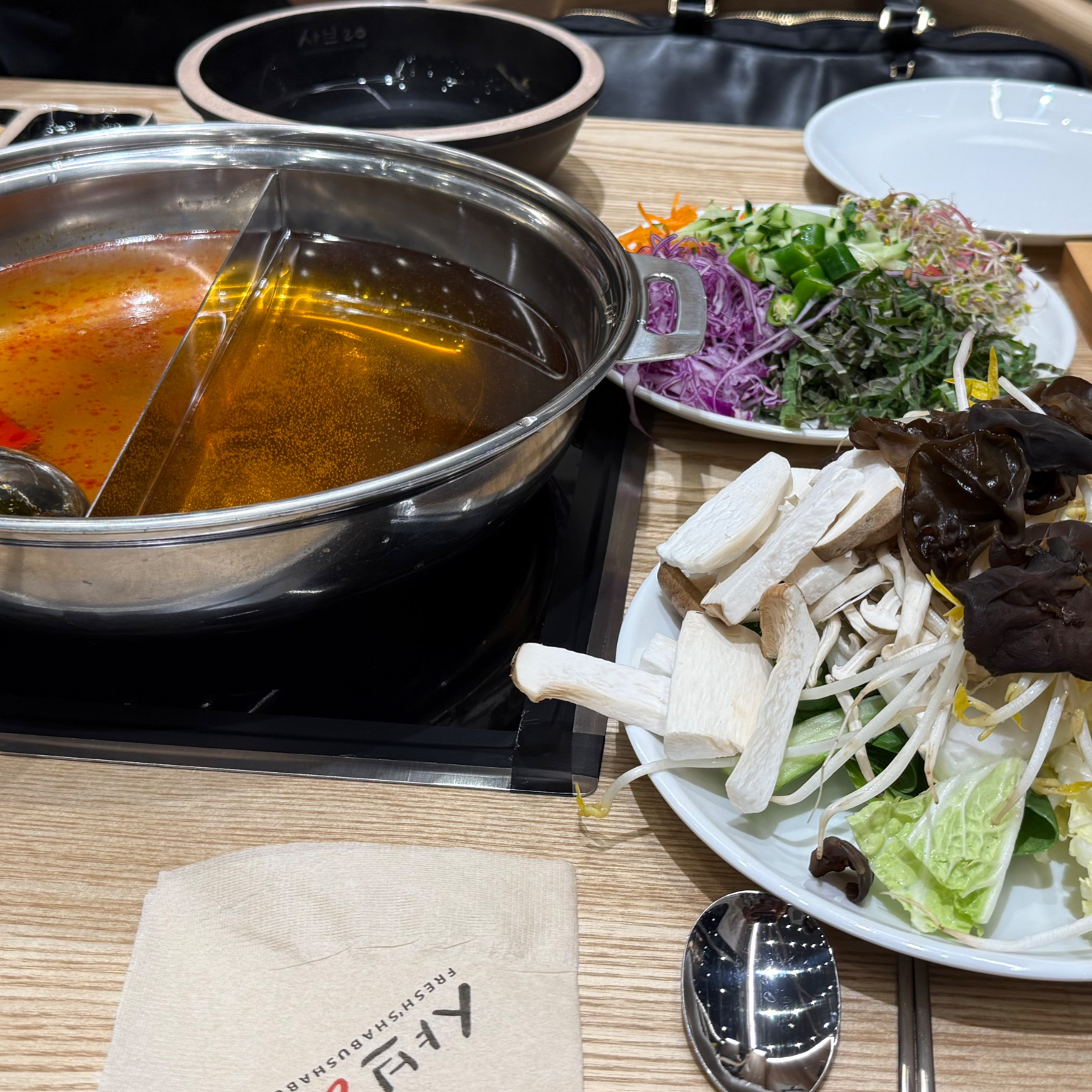궐동에 샤브20이 생겼다고 해서 가족끼리 왔는데 재료들이 신선하고 맛도 좋아서 단골될거같아