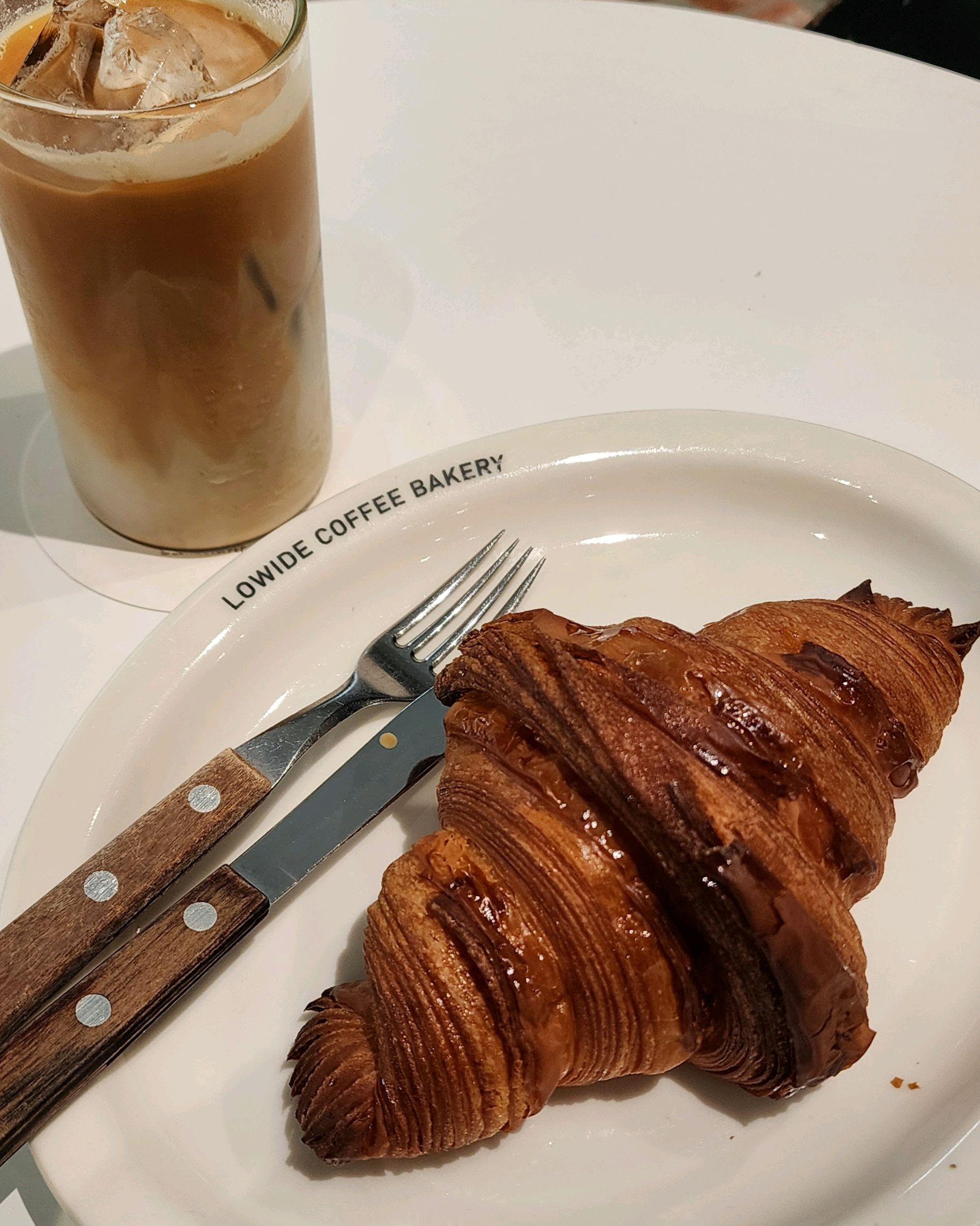 지나가다가 큰 유리창이 눈에 띄어서 들어왔어요~ - 압구정 맛집 LOWIDE 압구정