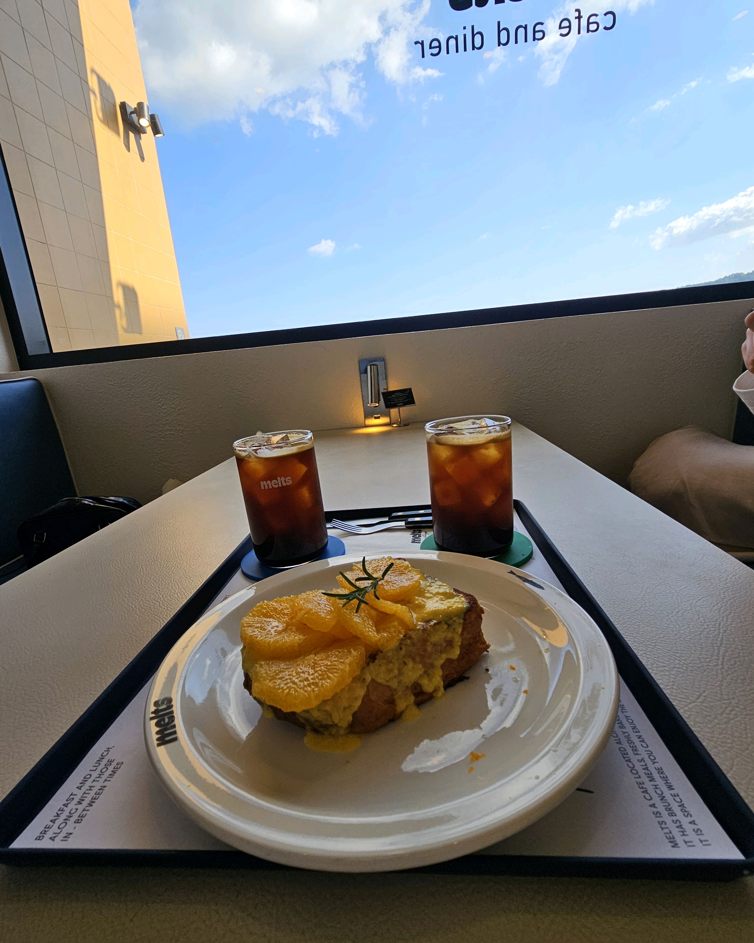 날씨 좋을때 와서 청량한 바다도 바로 보고  브런치도 맛있고 담백해서 좋았어요! - 제주 맛집 멜츠인빌리지