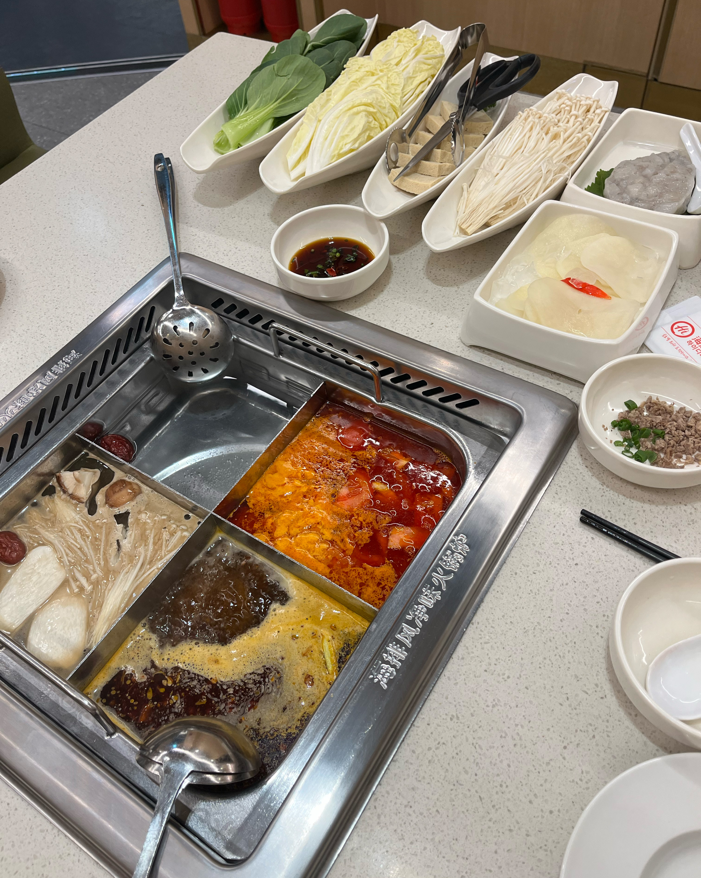 하이디라오 처음 방문했는데 넘 맛있네요! 건희소스 유명한 이유 알거 같구요 ㅎㅎ 버섯탕 추