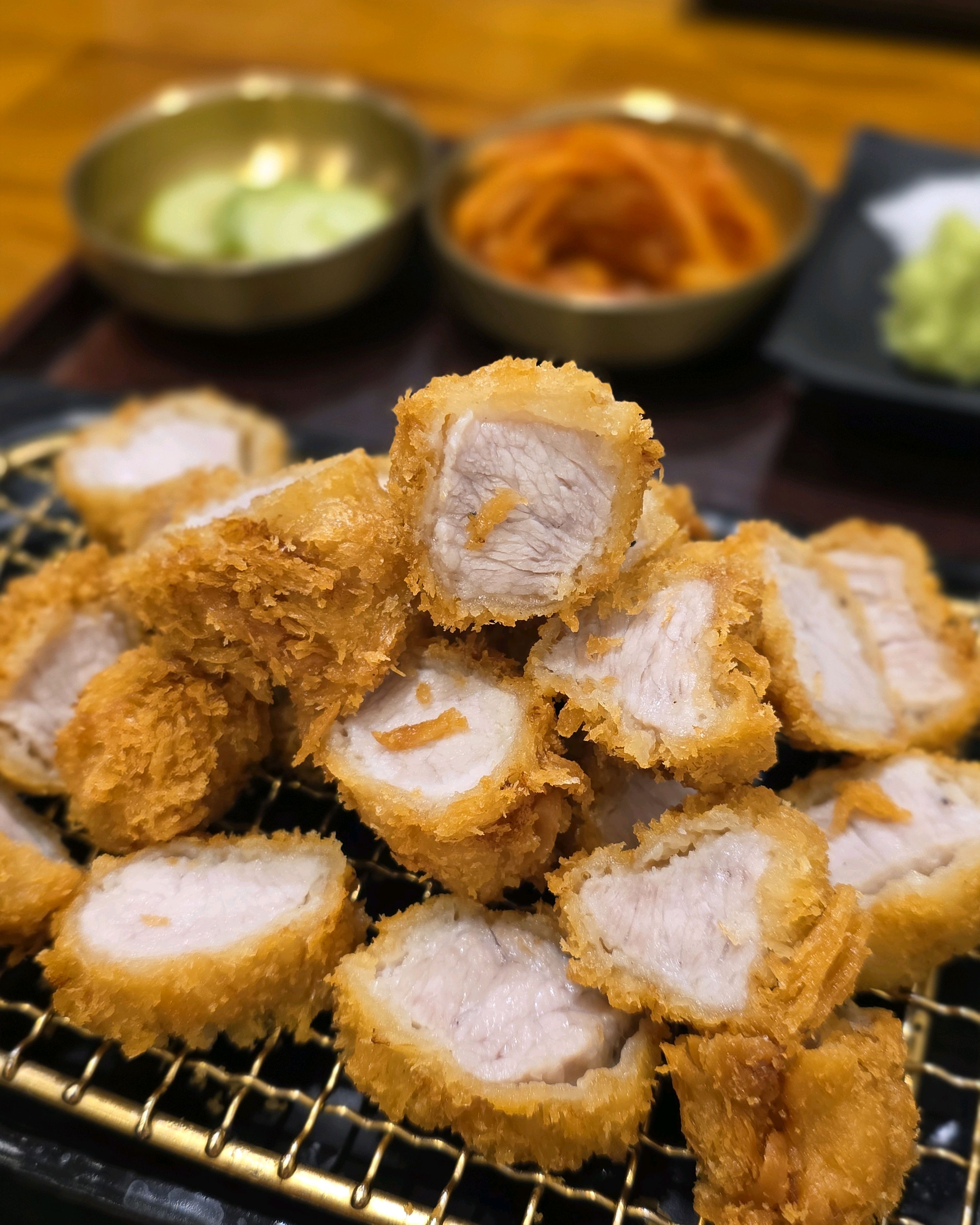 숯불에 구운 삼겹카츠 독특하고 신선한 메뉴라서 먹어보고싶었는데 인기있어서 대기15분정도했어