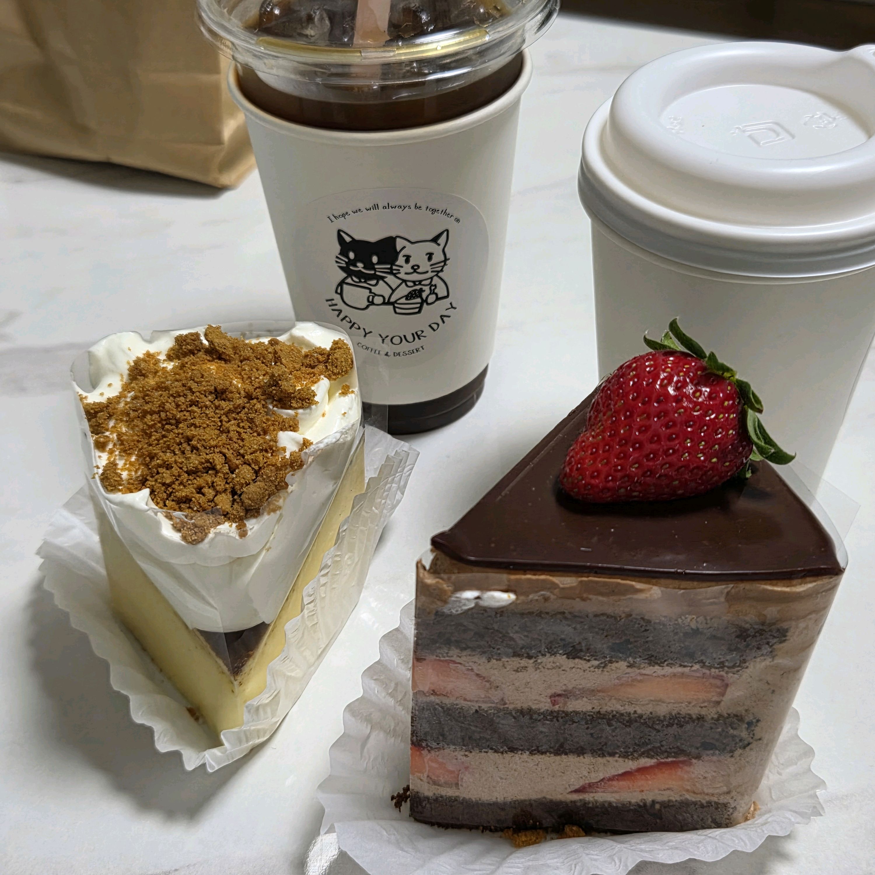 플레인바스크치즈케이크랑 와르르초코딸기에 아아, 따뜻한수제밀크티 테이크아웃해서 먹었어요! - 천호동 맛집 해피유어데이