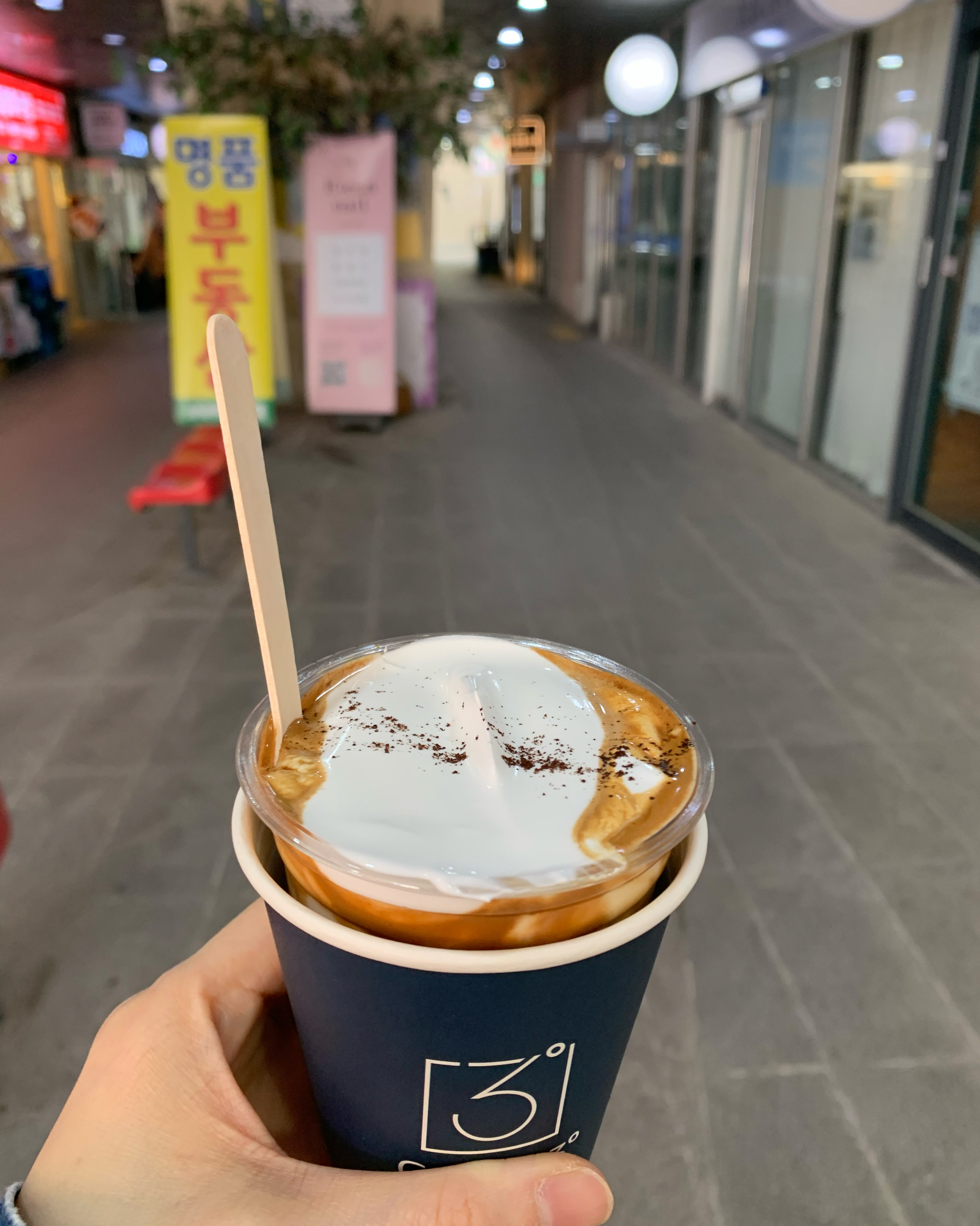 아인슈페너 맛있어요. 라테도 맛있구요 - 천호동 맛집 카페63도