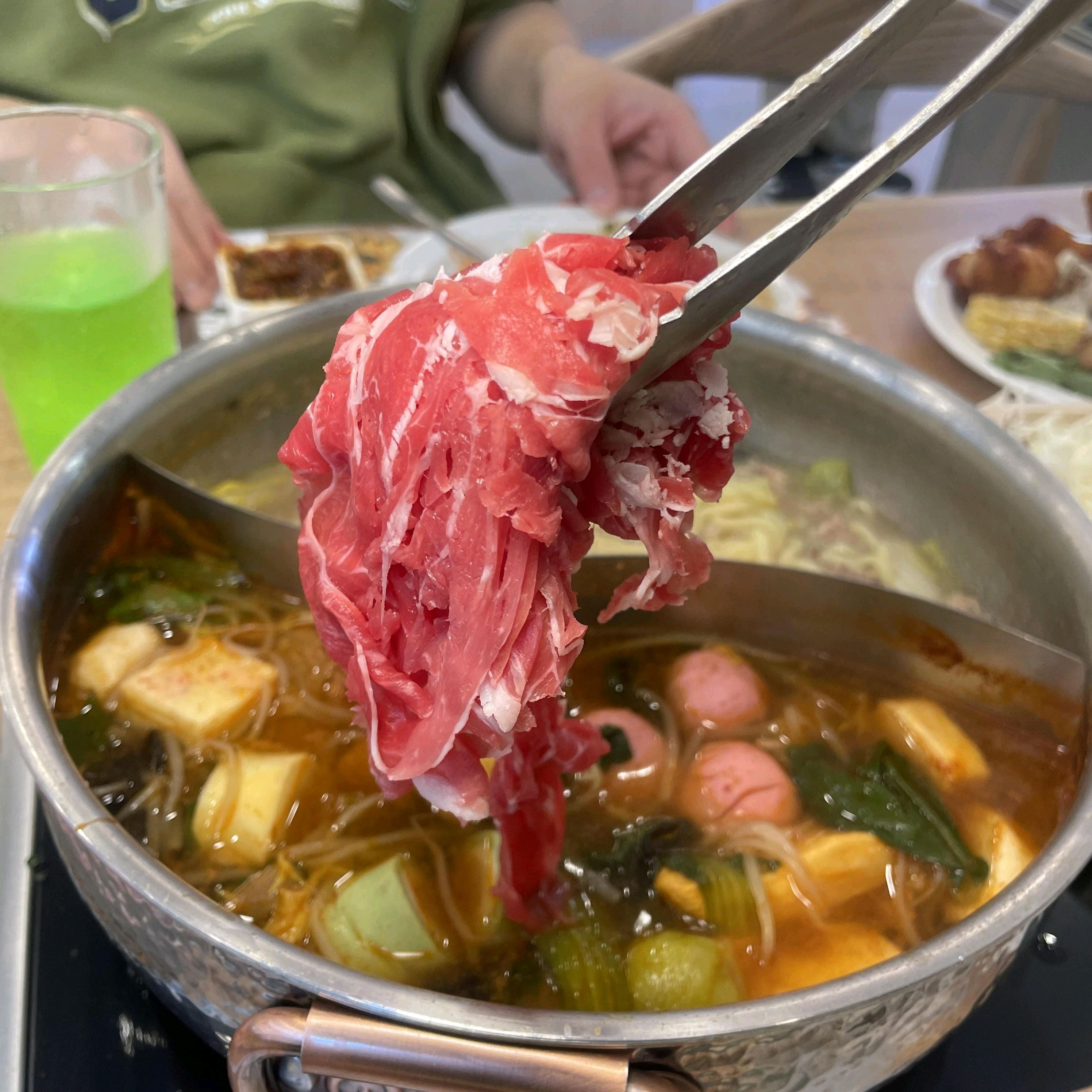 월남쌈 너무 맛있네요. 소고기랑 야채도 신선하고 특히 각자 취향에 맞게 월남쌈 만들어 먹을