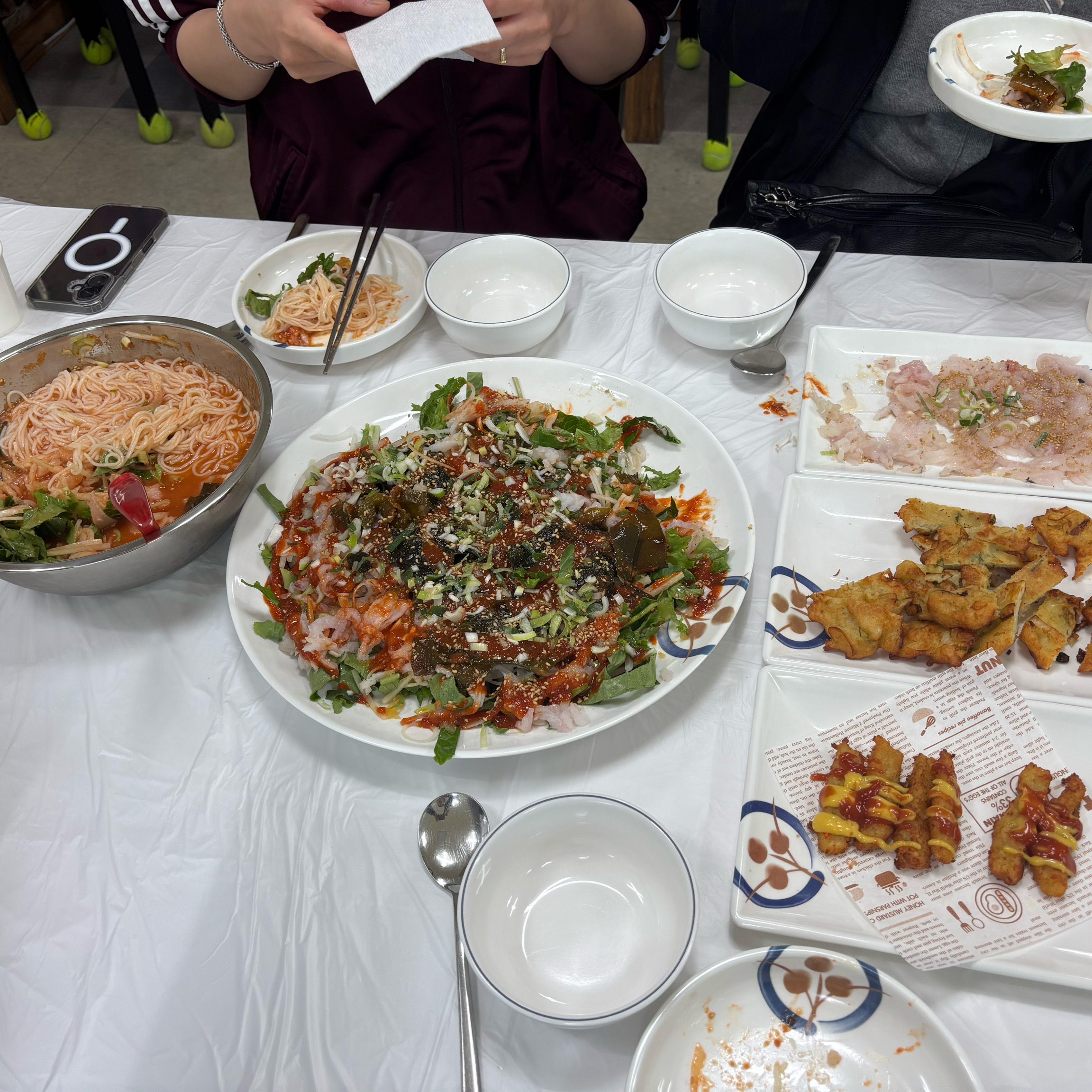 안녕하세요. 가족하고 강릉 놀러갔다가 배고파서 물회 먹으러 왔는데요. 이렇게 친절하신 사장