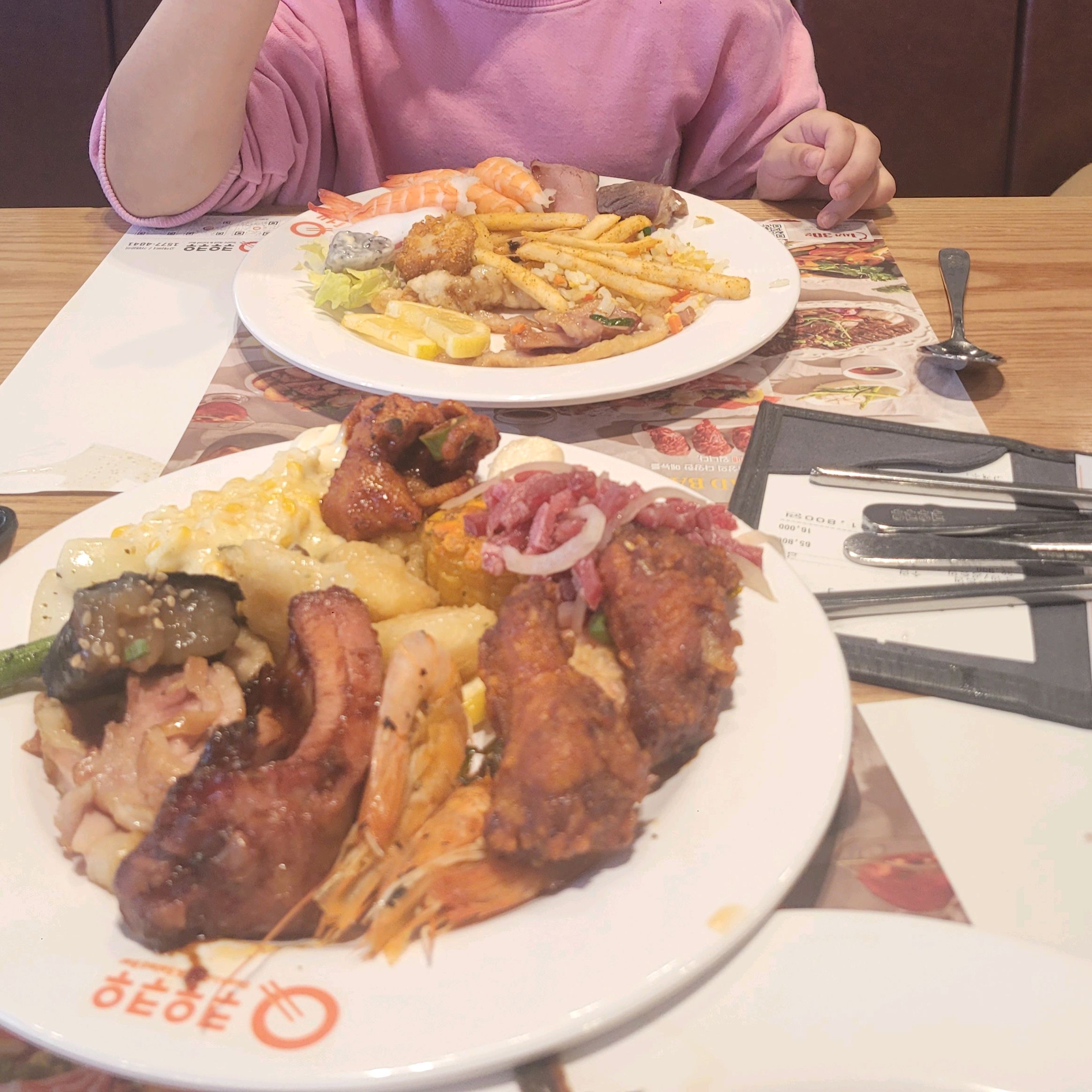 음식도맛있고아이도좋아해요 다만아쉬운건 대기손님이있을때 이용시간이1시간반인건 이해하지만..2