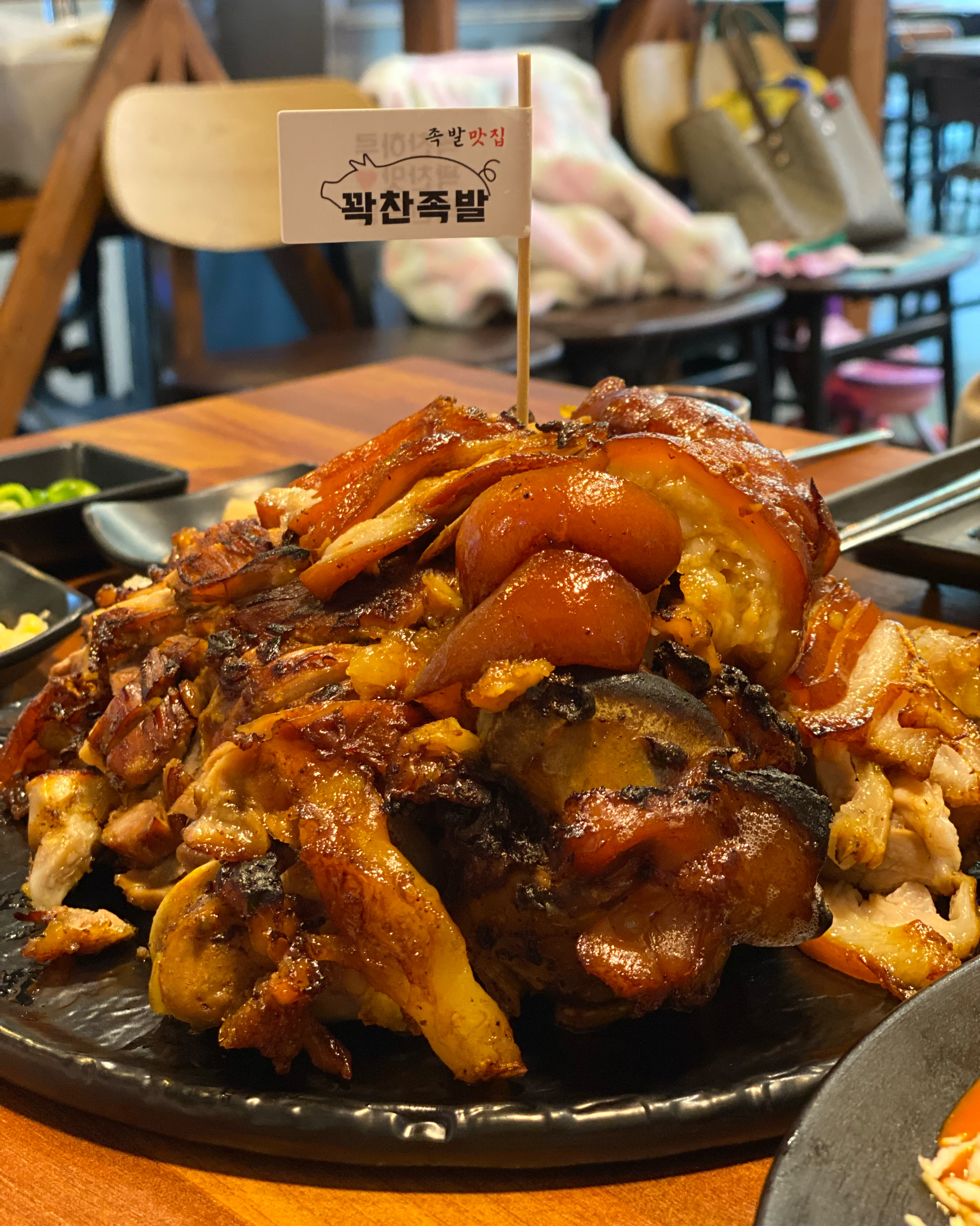 화덕에 구운 족발이라니😍 쫀득쫀득 껍데기와 부드러운 살코기 조합이 아주 맛있어요! 매장이