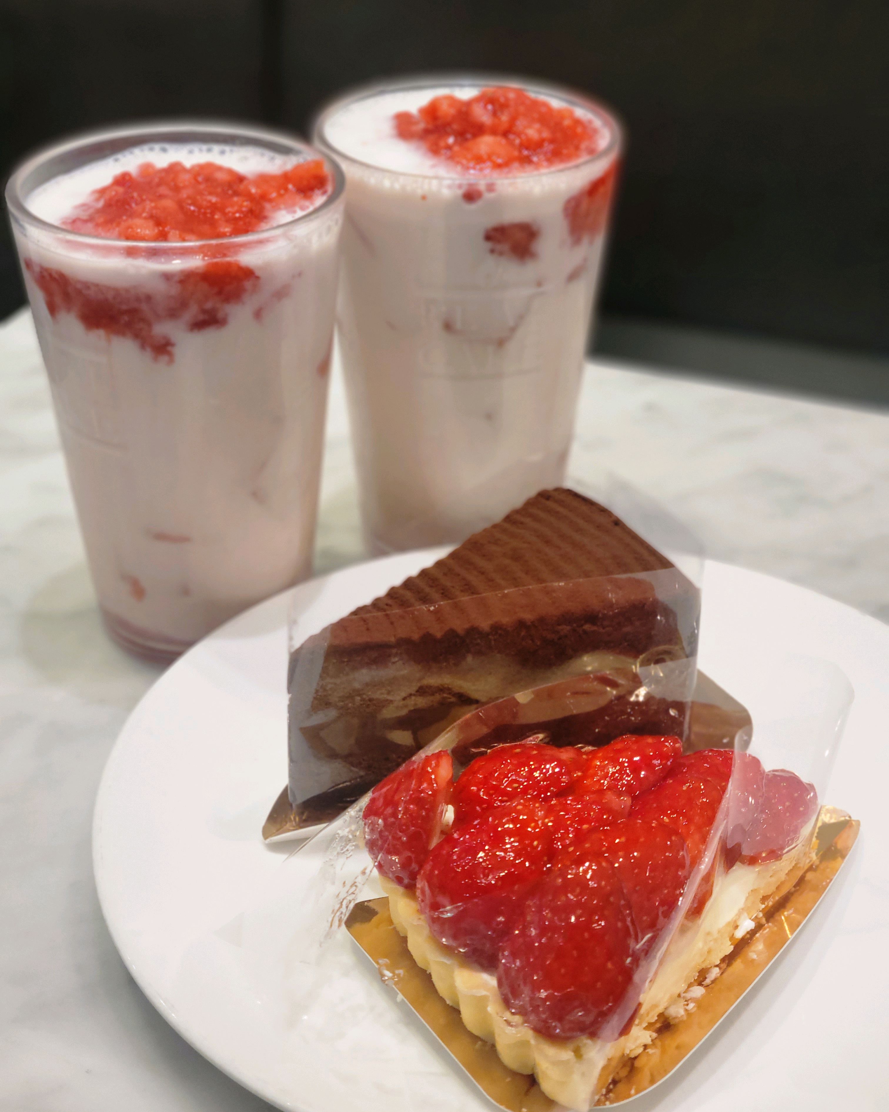 🍓딸기라떼와 딸기타르트, 데빌초코케이크🍫생딸기라떼랑, 딸기 가득 딸기타르트랑 달달한 초