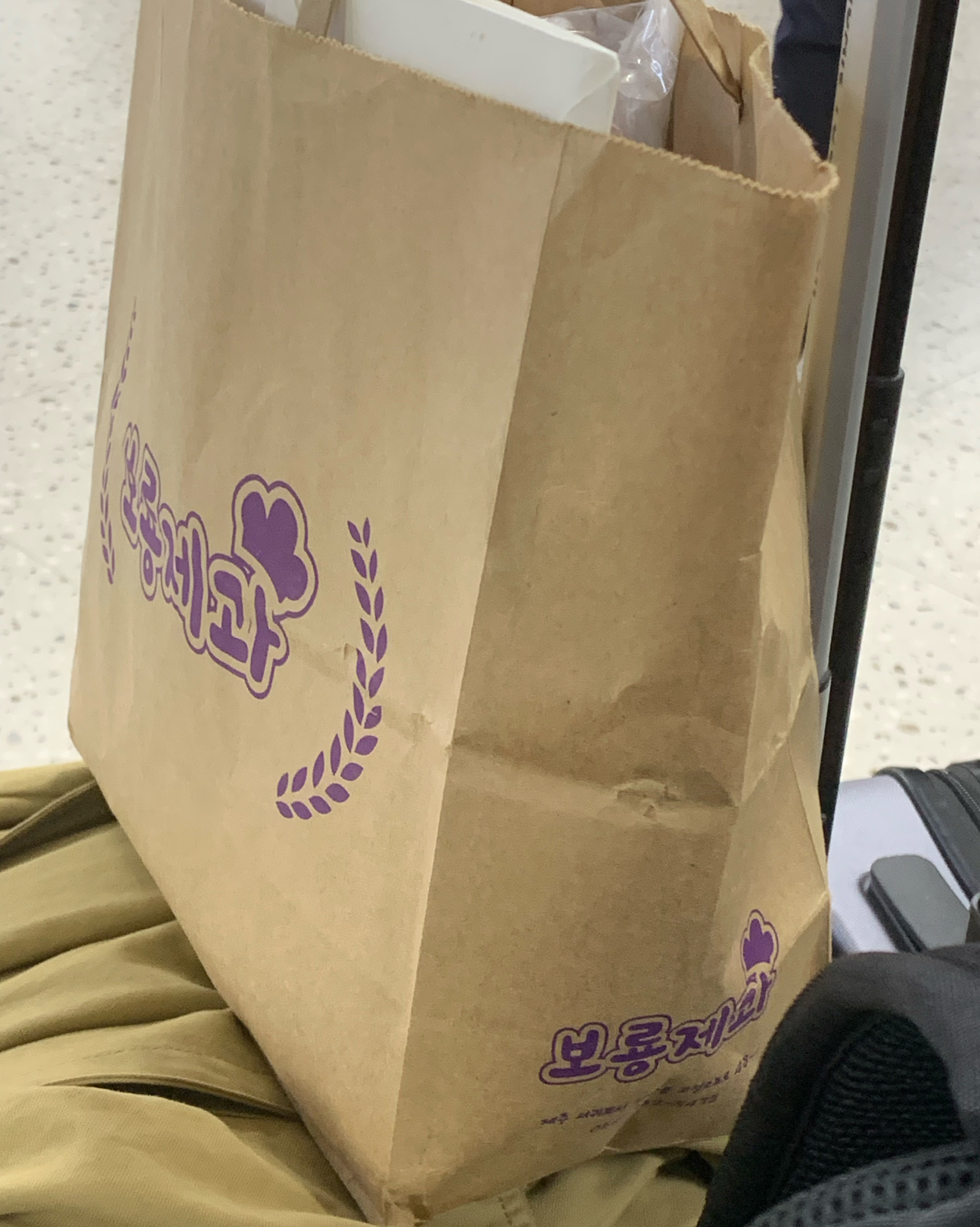 보룡제과…! 나만 알고싶은 보석갗은 곳…! 빵 구매하시면 커피도 그냥 주세요…! - 제주 맛집 보룡제과