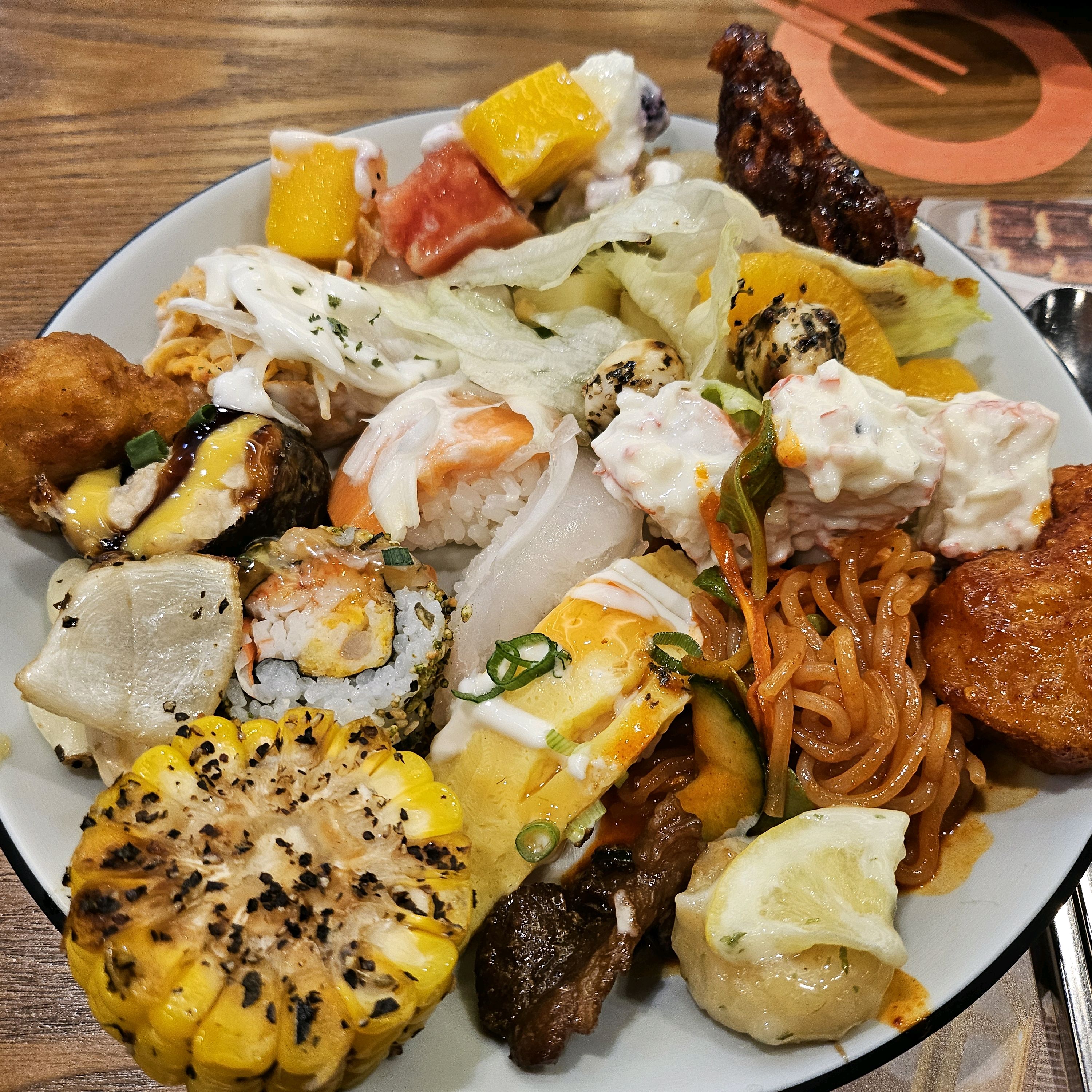 음식 종류도 많고 주말 저녁에 사람이 많은데도 음식 회전률이 최고네요 - 대구 수성못 맛집 쿠우쿠우 수성못점