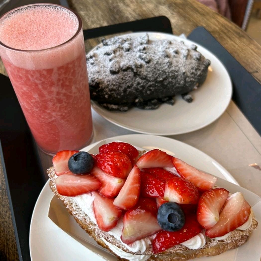 다양한 케이크가 맛있고 파도생크림케이크와 초코케이크가 특히 맛있습니다 여유롭게 시간 보내기