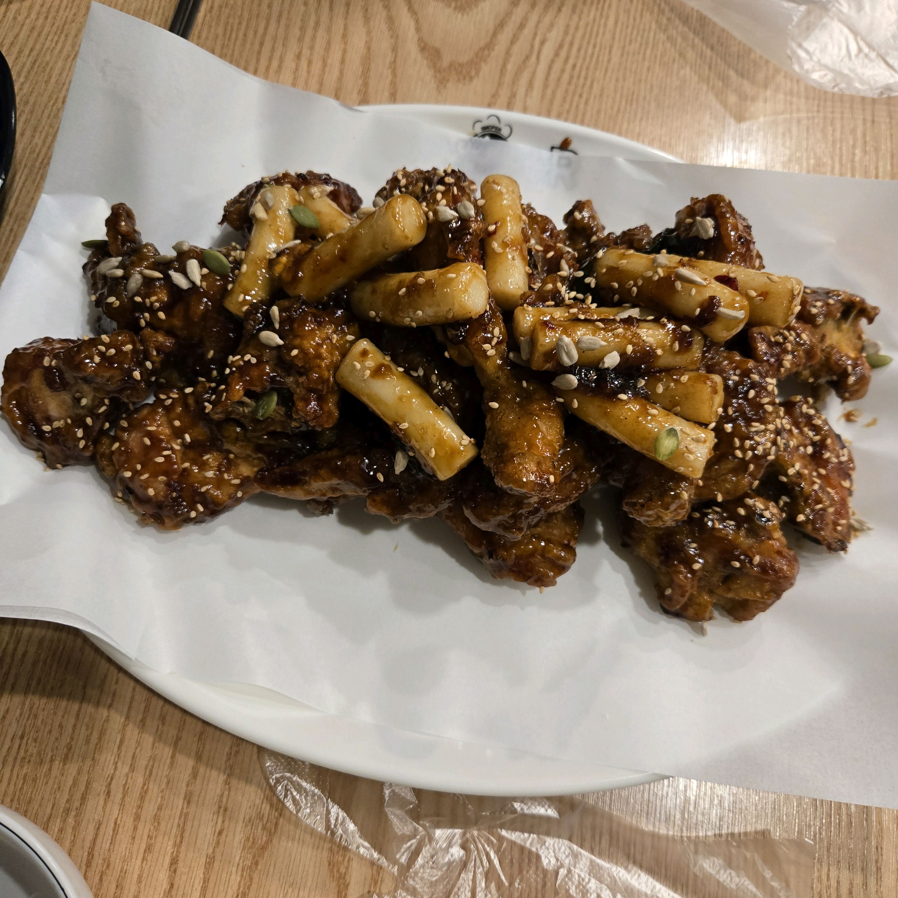 오 쫄간장치킨 맛있네요! 소스맛은 수원왕갈비통닭느낌?인데 소스가 치킨에 쫙 달라붙어있어서 