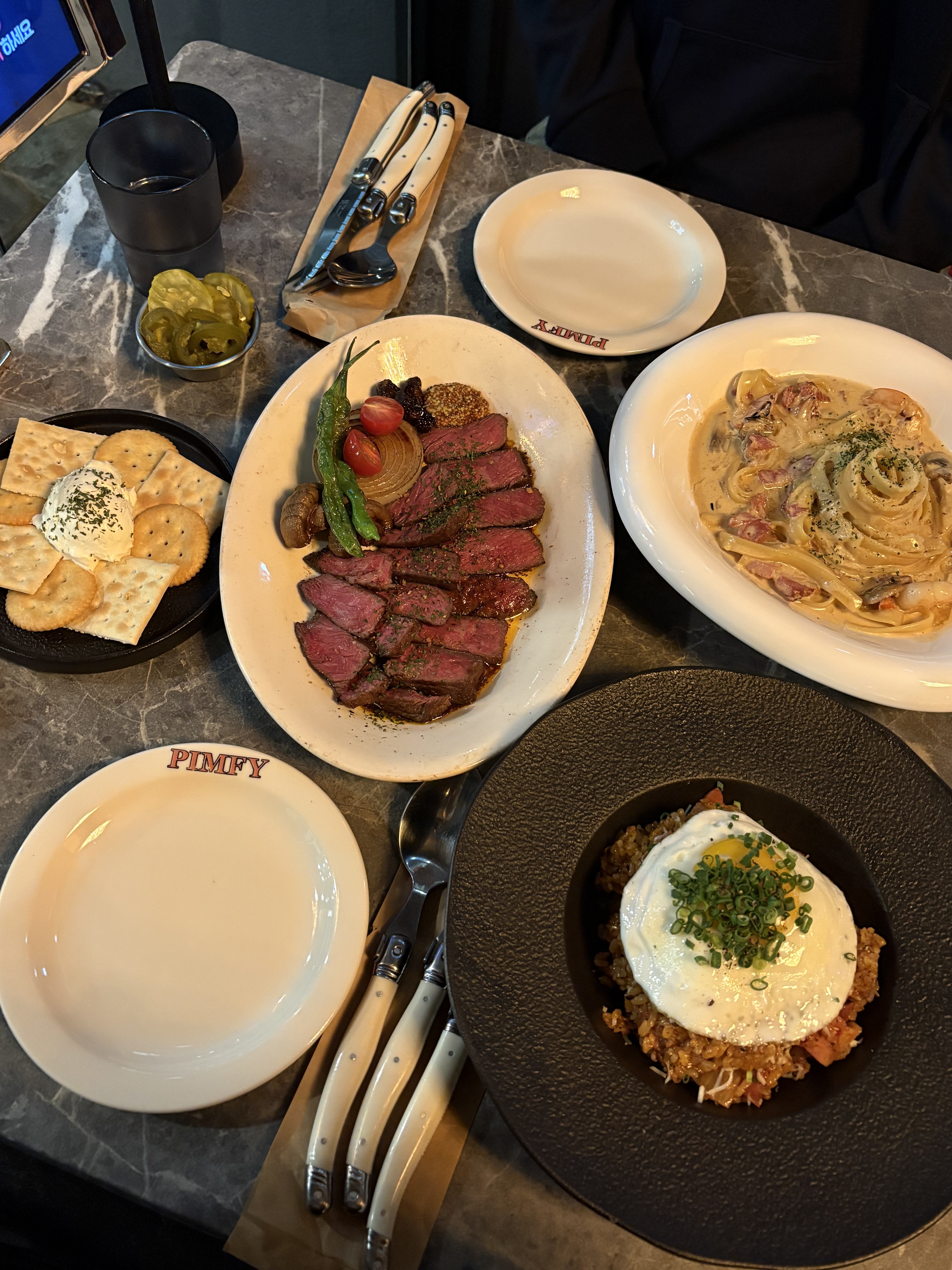 이태원 본점에서 맛있게 먹었는데 근처 합정 들릴 일 있어서 지나가다 발견하여 방문했어요 !