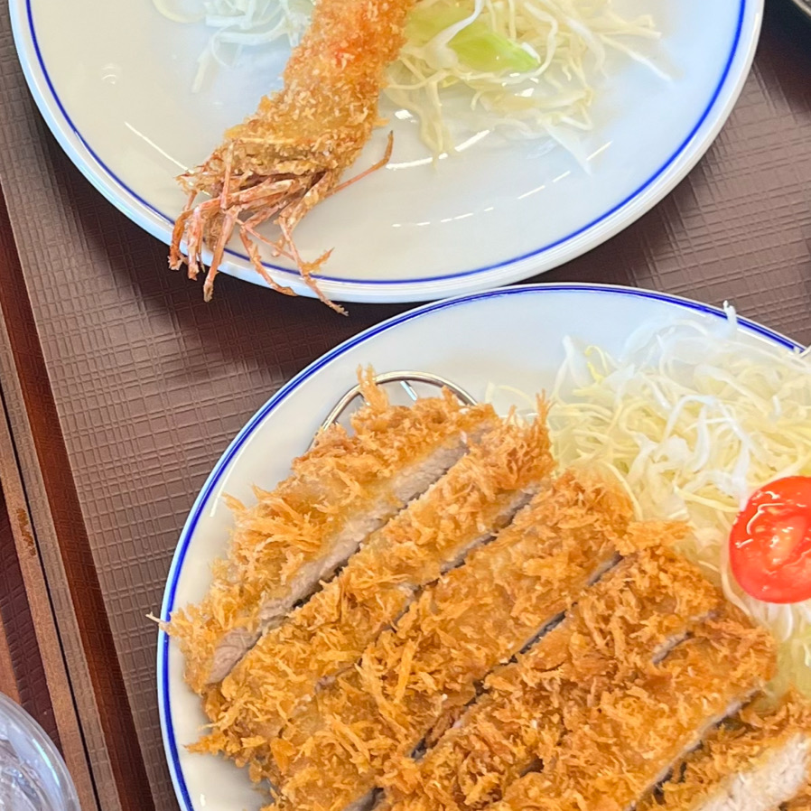 새로 생겨서 가봤는데, 소바 맛있고 돈까스도 괜찮아요. 카레랑 밥이 준비되어 있어서 배부르