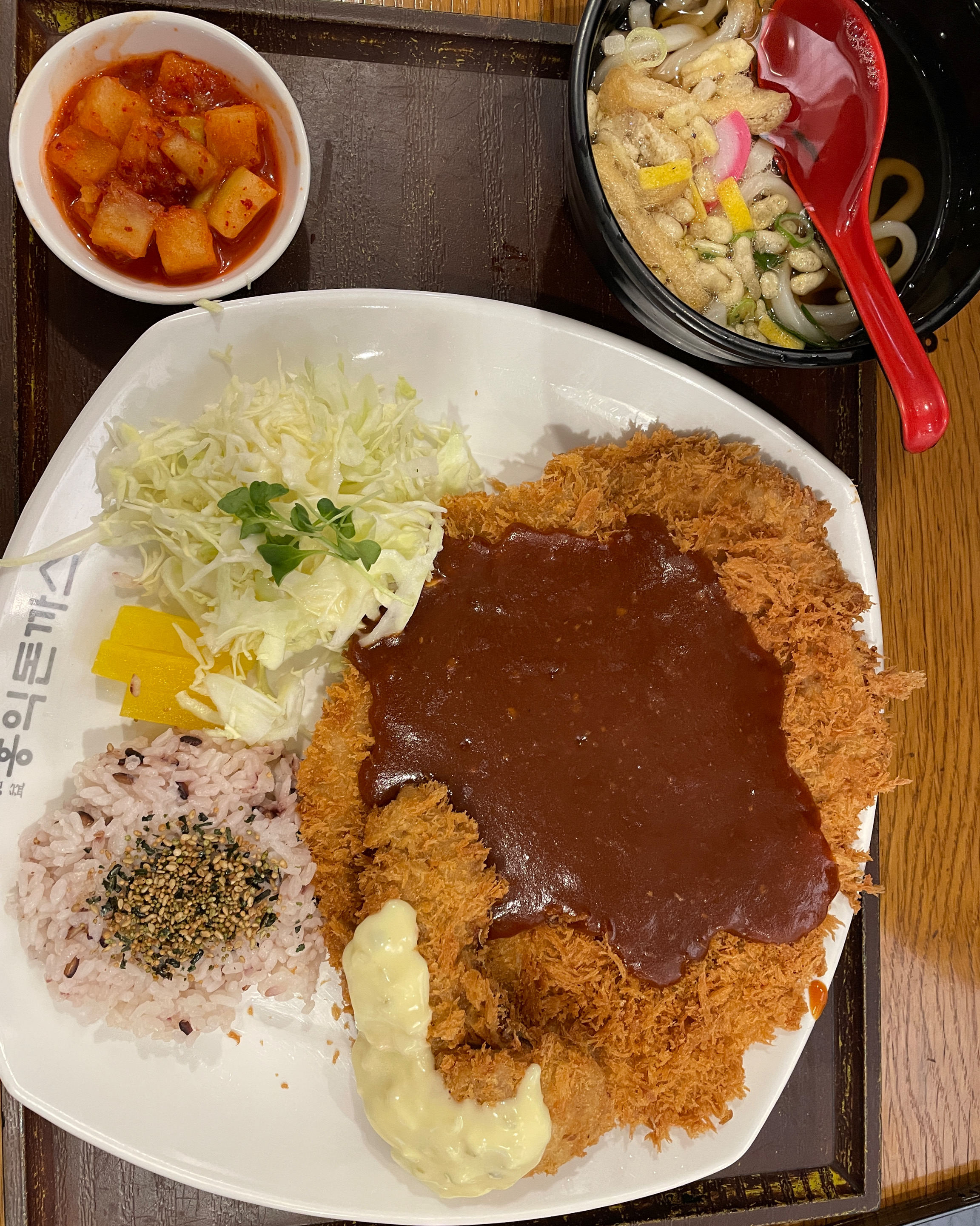 생선까스에 왕돈까스에 우동까지... 우동도 소짜라고 했는데 사이즈가 좋네요 구성이 좋습니다