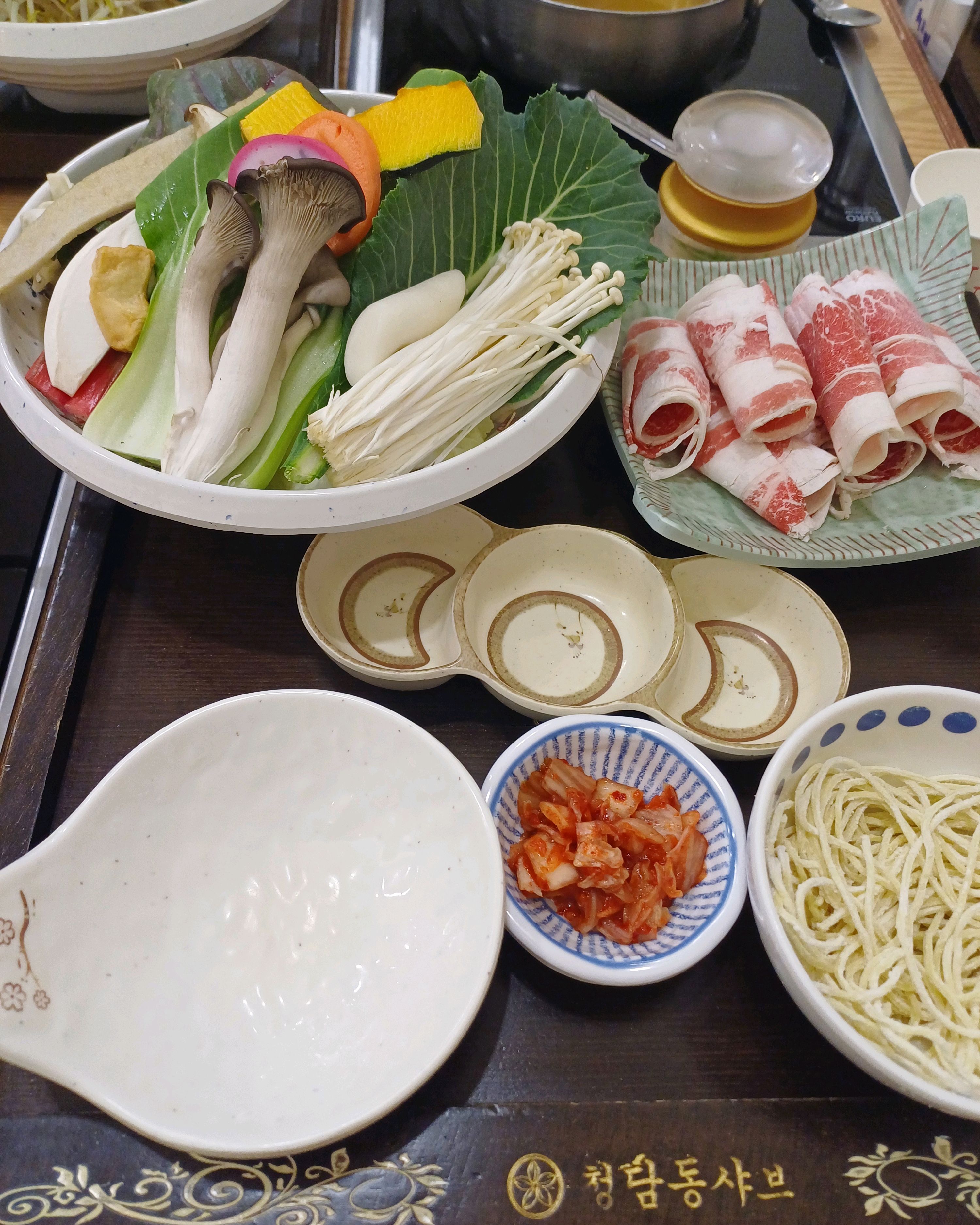 구성이 알차고 육수가 맛있어서 맛있게 먹었어요!! 칼국수 면이 라멘처럼 얇아서 특이해요!!