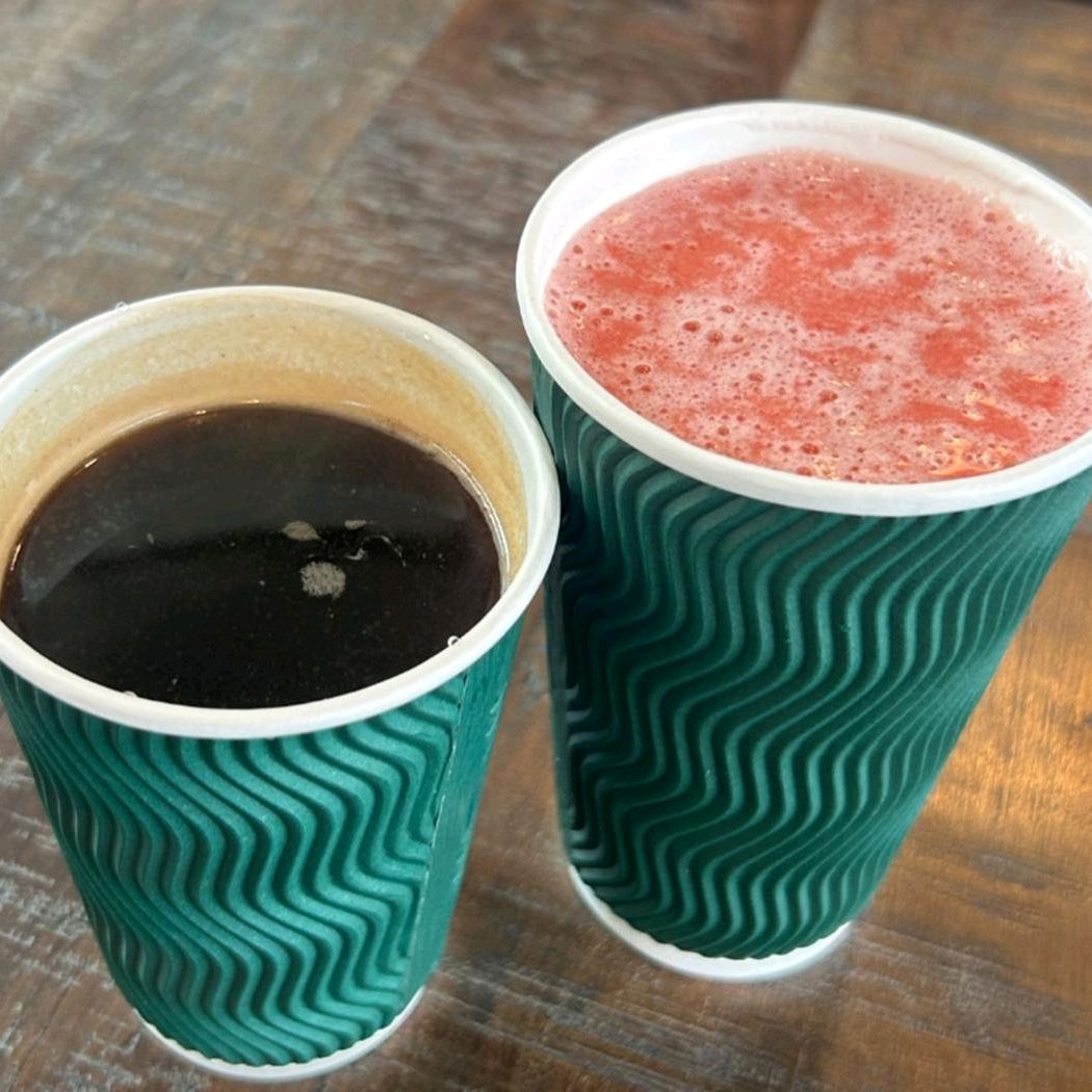 조용하면서도 세련된 분위기에서 커피 한 잔 마시기 좋았어요. 딸기게락도 먹어봤는데 커피랑