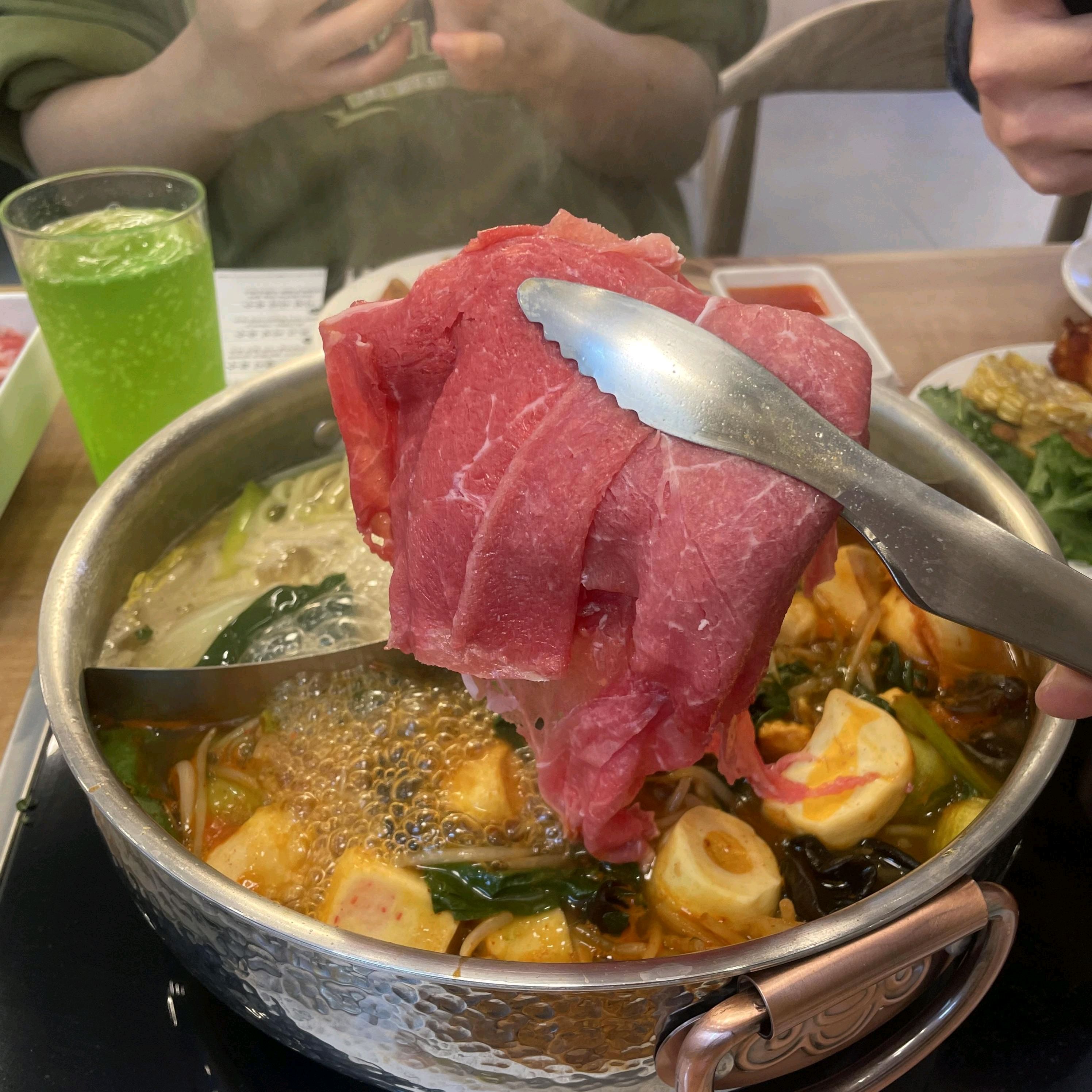 샤브샤브가 아주 맛있어요! 육수도 진하고 샐러드바도 종류가 많아서 고르는 재미가 있습니다