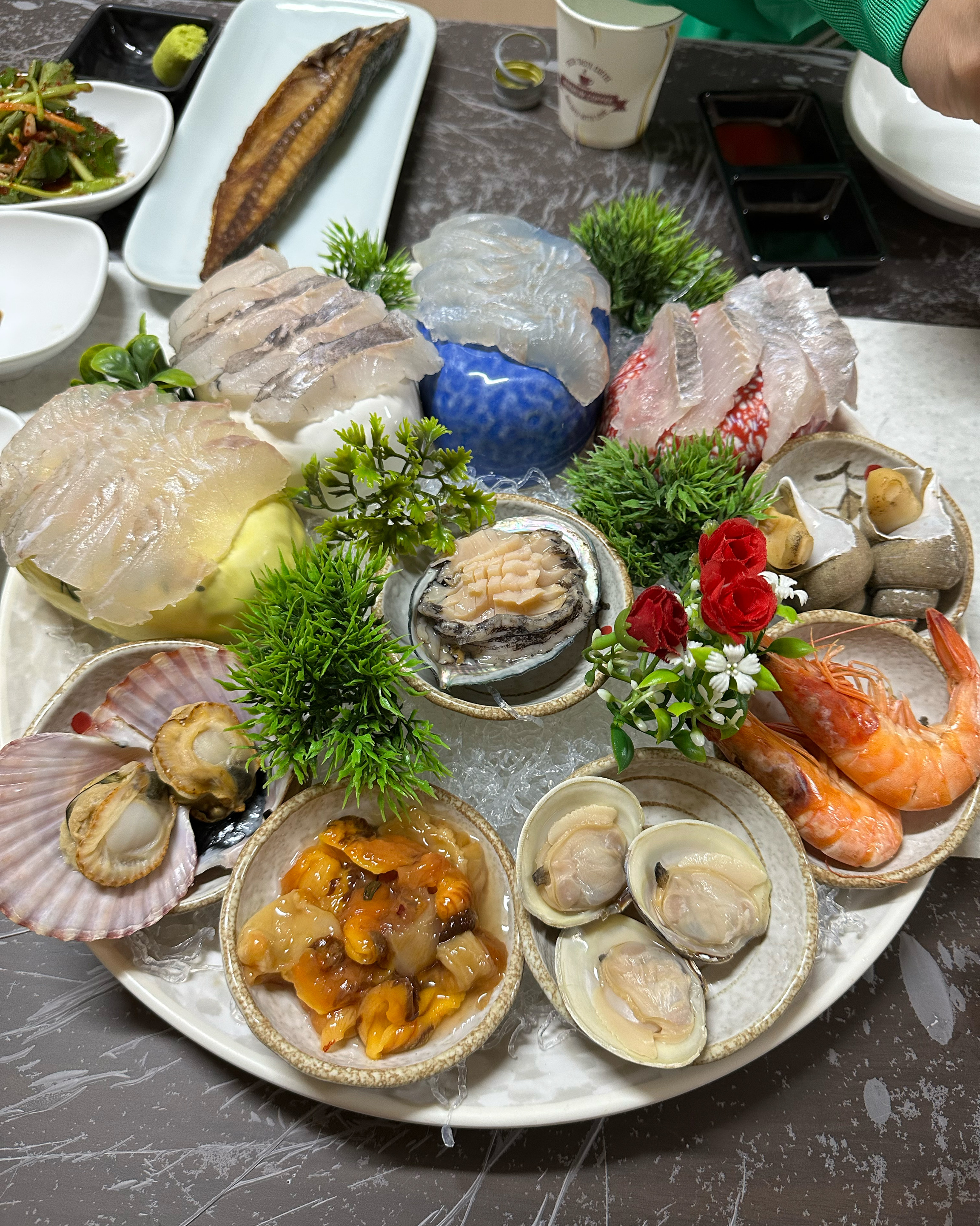 삼척대게맛집 대게왕국 사장님도 너무 친절하시고 무엇보다 회와 대게가 너무 맛있어요 대게 수