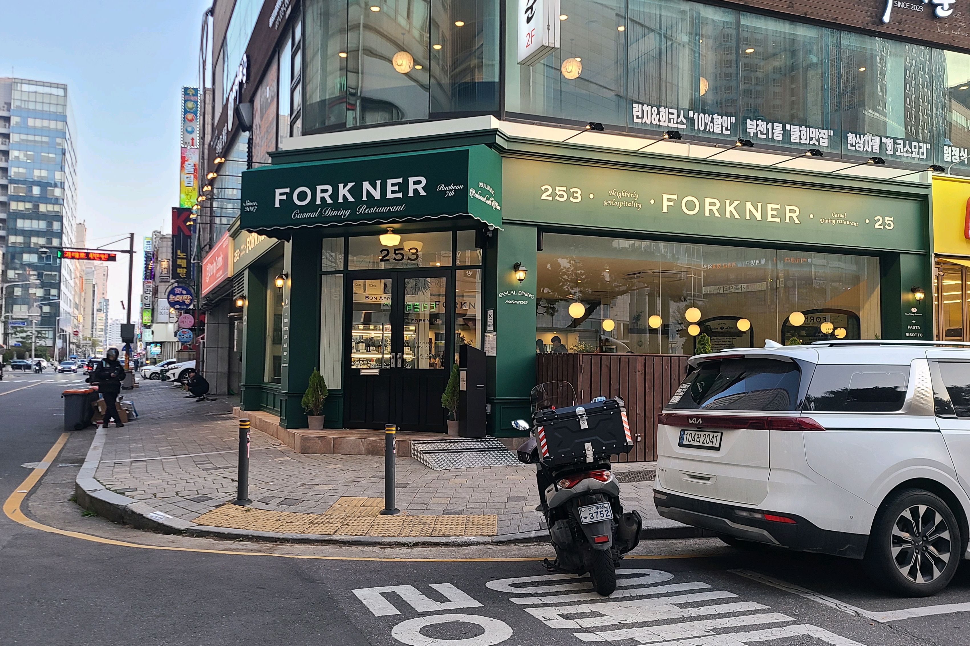 매장안이 깔끔하고 좋아요! 주방이 오픈형태라 조리중에 눈이 맵긴한데, 그래도 맛있게 먹고 