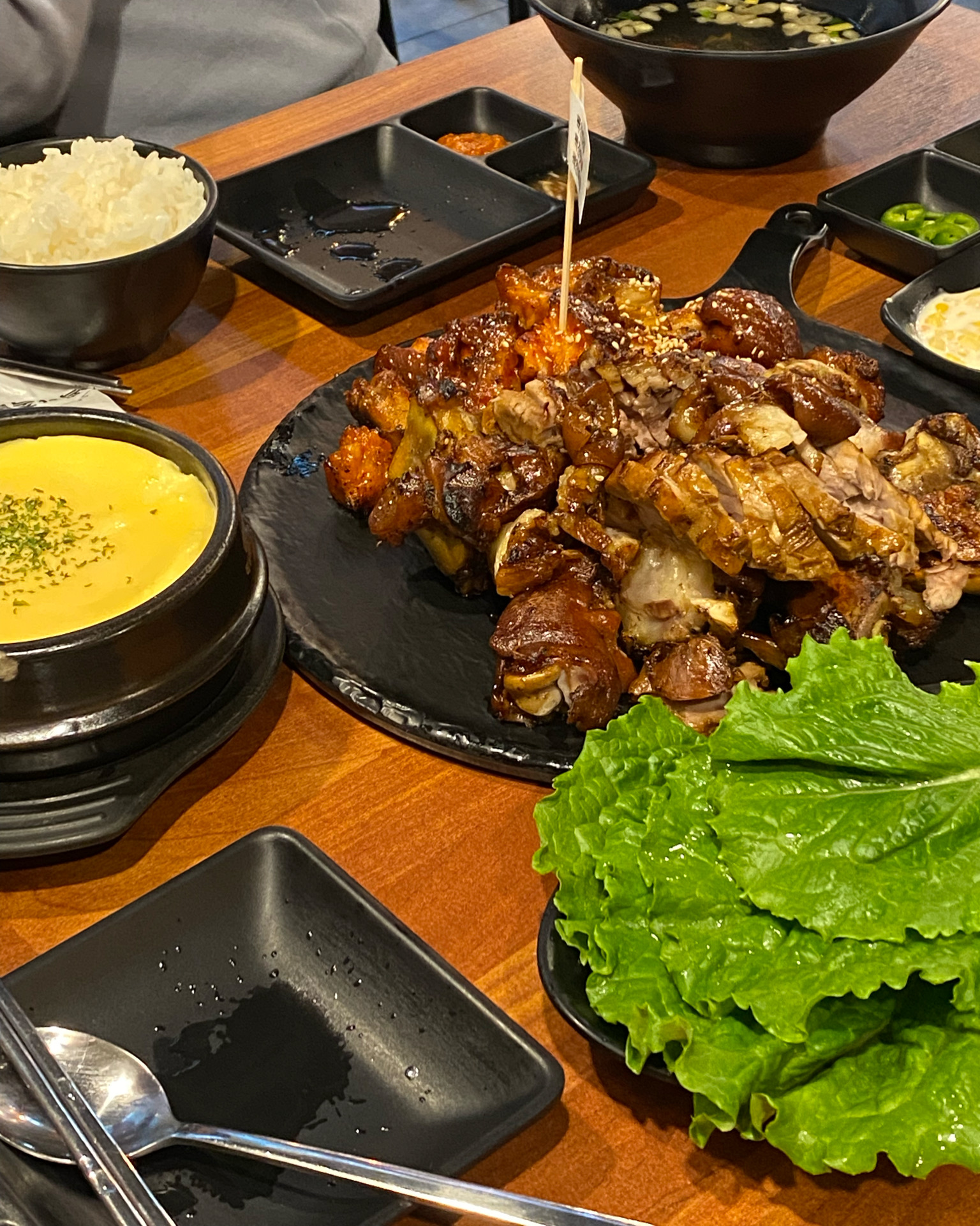 족발이 쫄깃쫄깃하고 양념이 간도 딱 맞고 맛있어요. 같이 나온 계란찜도 부드럽고 따뜻해서