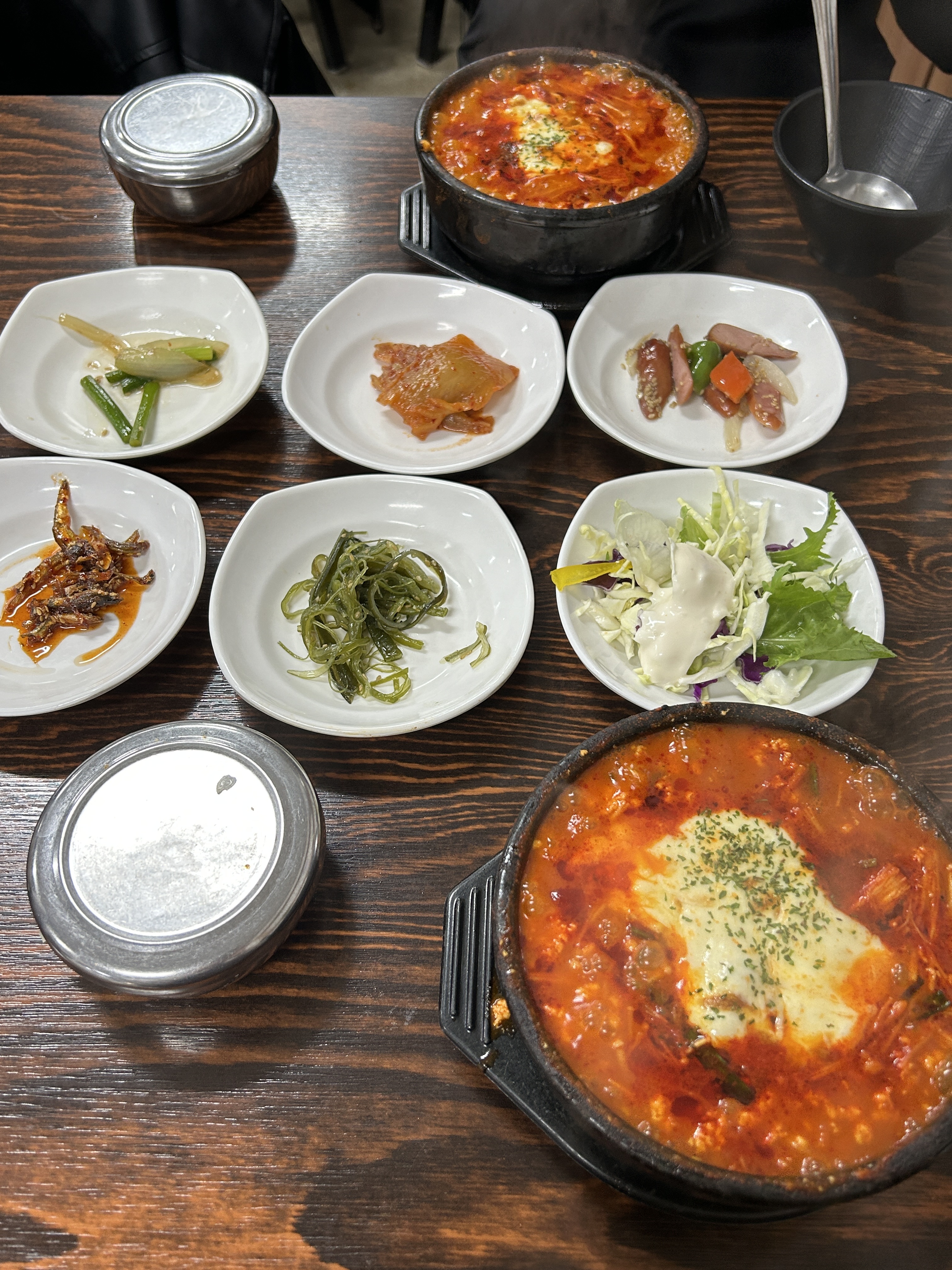 치즈랑 쫄면이 치트키! 양도 푸짐하고 맛있긴한데 30분 이상 기다릴정도는 아니에요 ㅠㅠ 웨