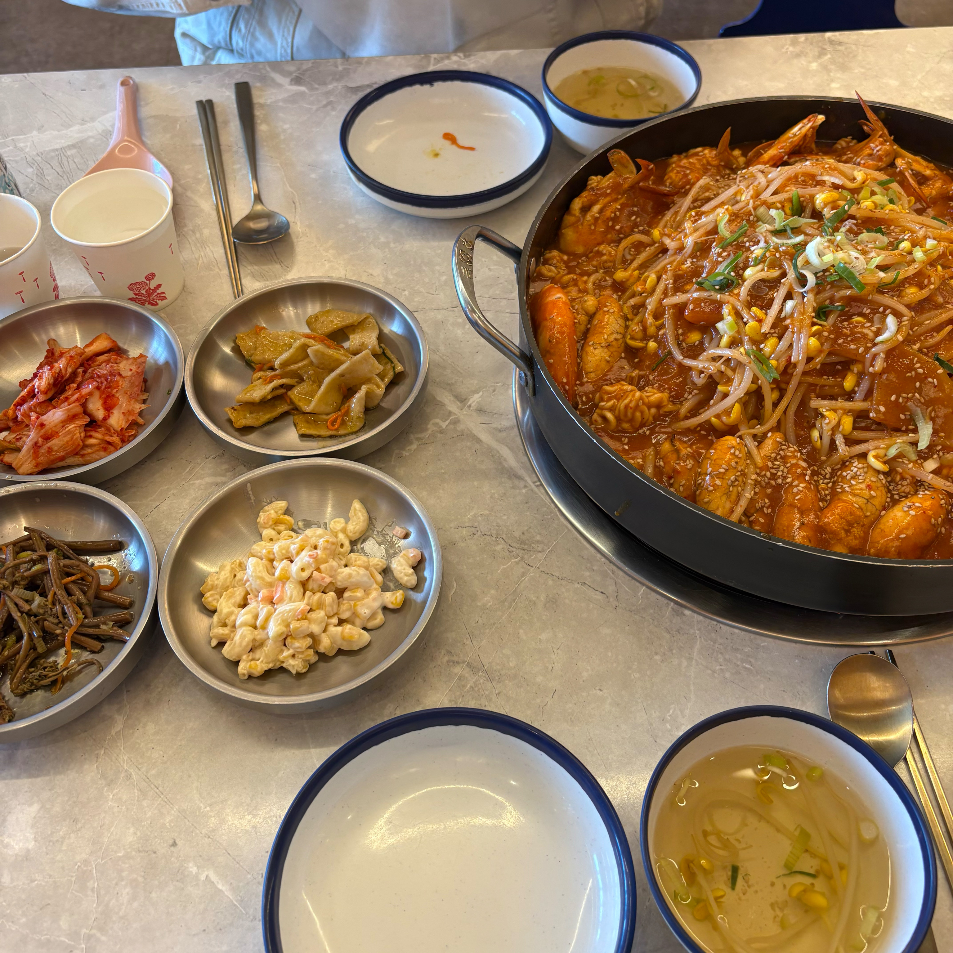 생각보다 음식이 빨리 나왔고 맛도 있었어요 매장도 깨끗하고 반찬도 맛있고 기다리는게 별로