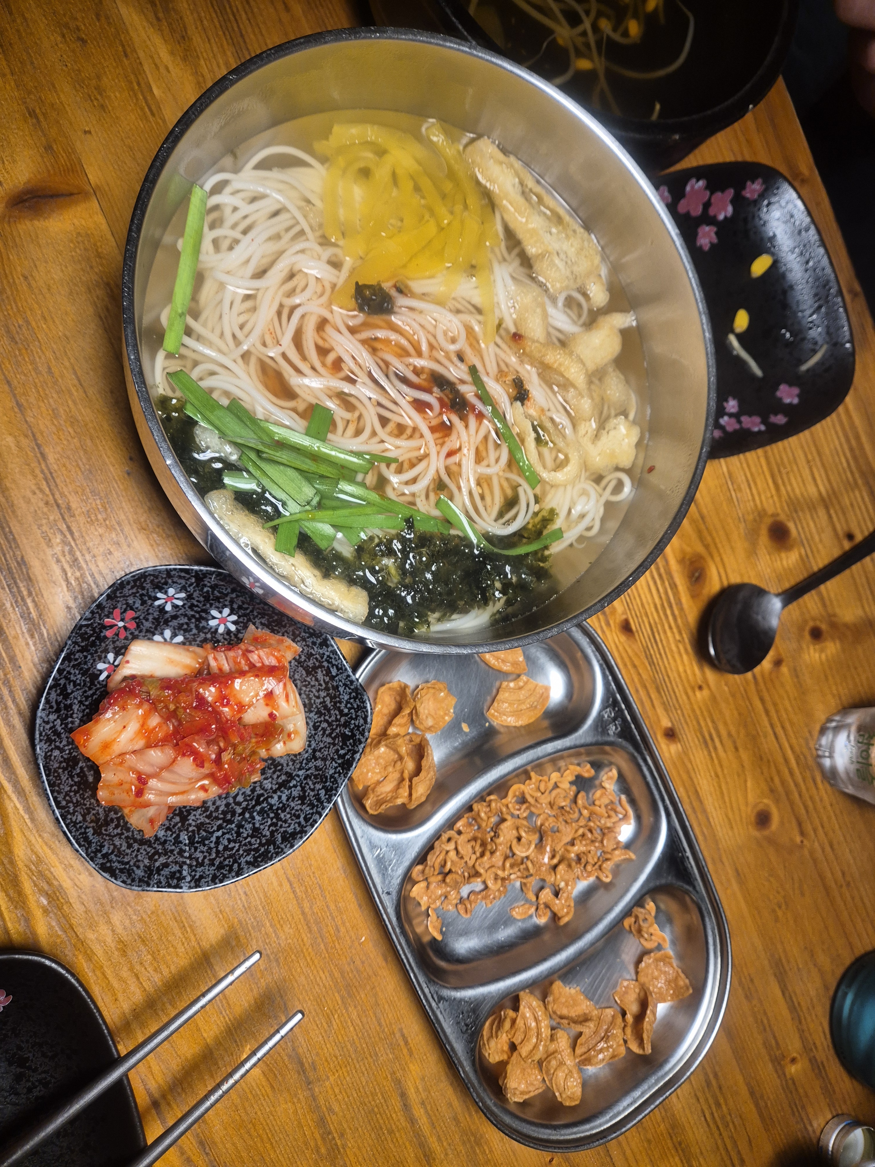 항상 즐겨찾는곳 편안히 한잔 생각날때 언제나 맛있고 변치않는 곳입니다 옛날국수맛 좋아요