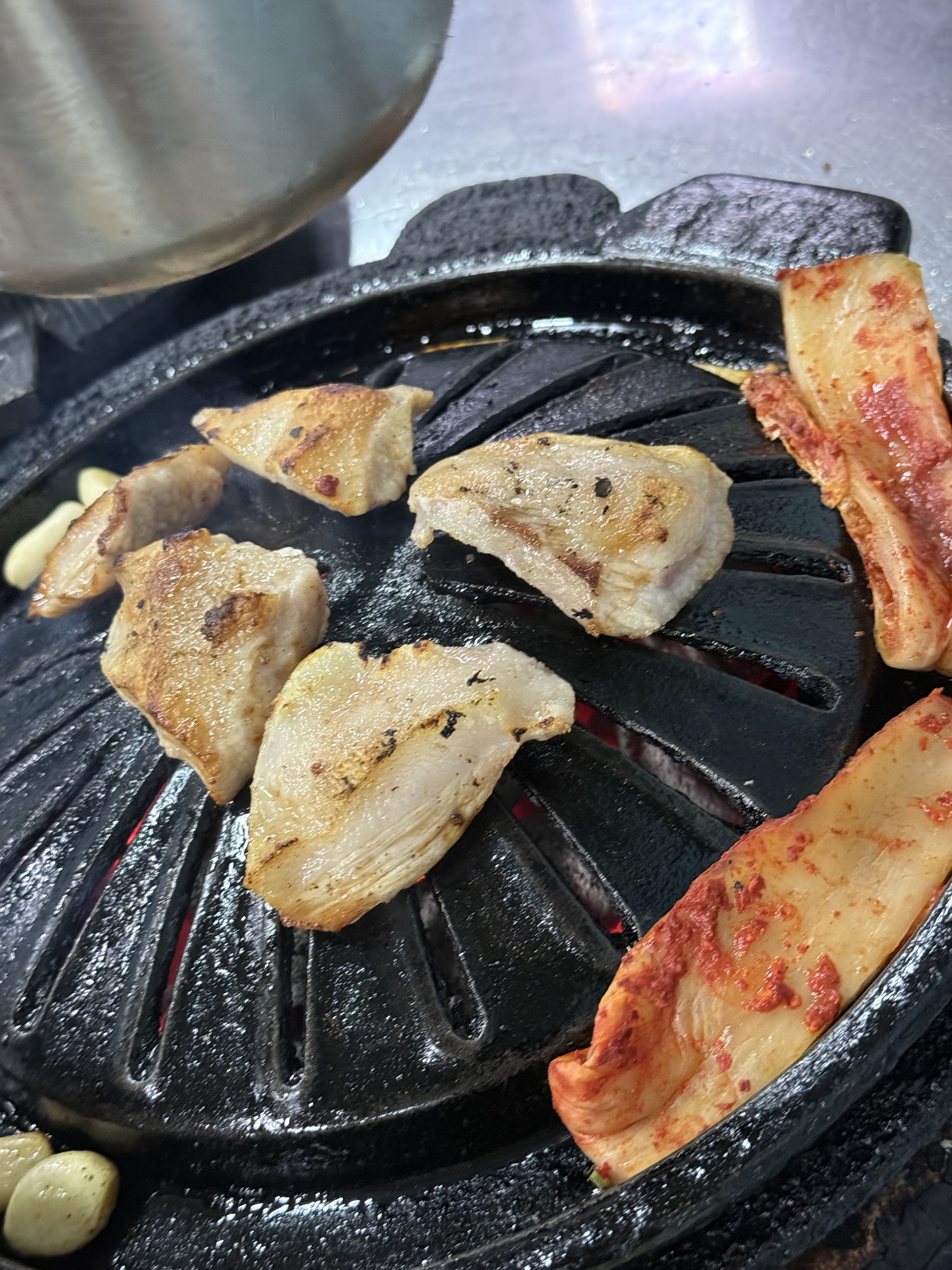 다른데서 먹어보지 못한 부위와 맛이에요! 삼겹살 먹으러왔다가 사잇살에 홀딱 반하고 갑니다~