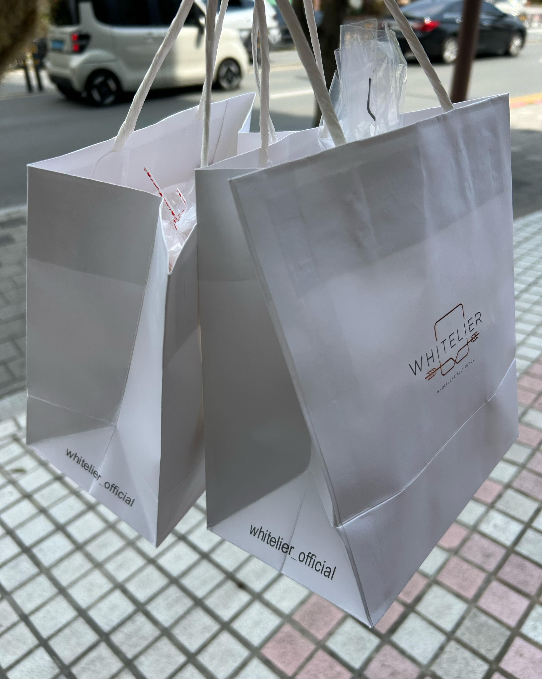소문대로 정말 맛있네요 막 뜯어 먹기 좋은 식빵이에요 대만족 - 창원 용호동 맛집 화이트리에 용지호수점