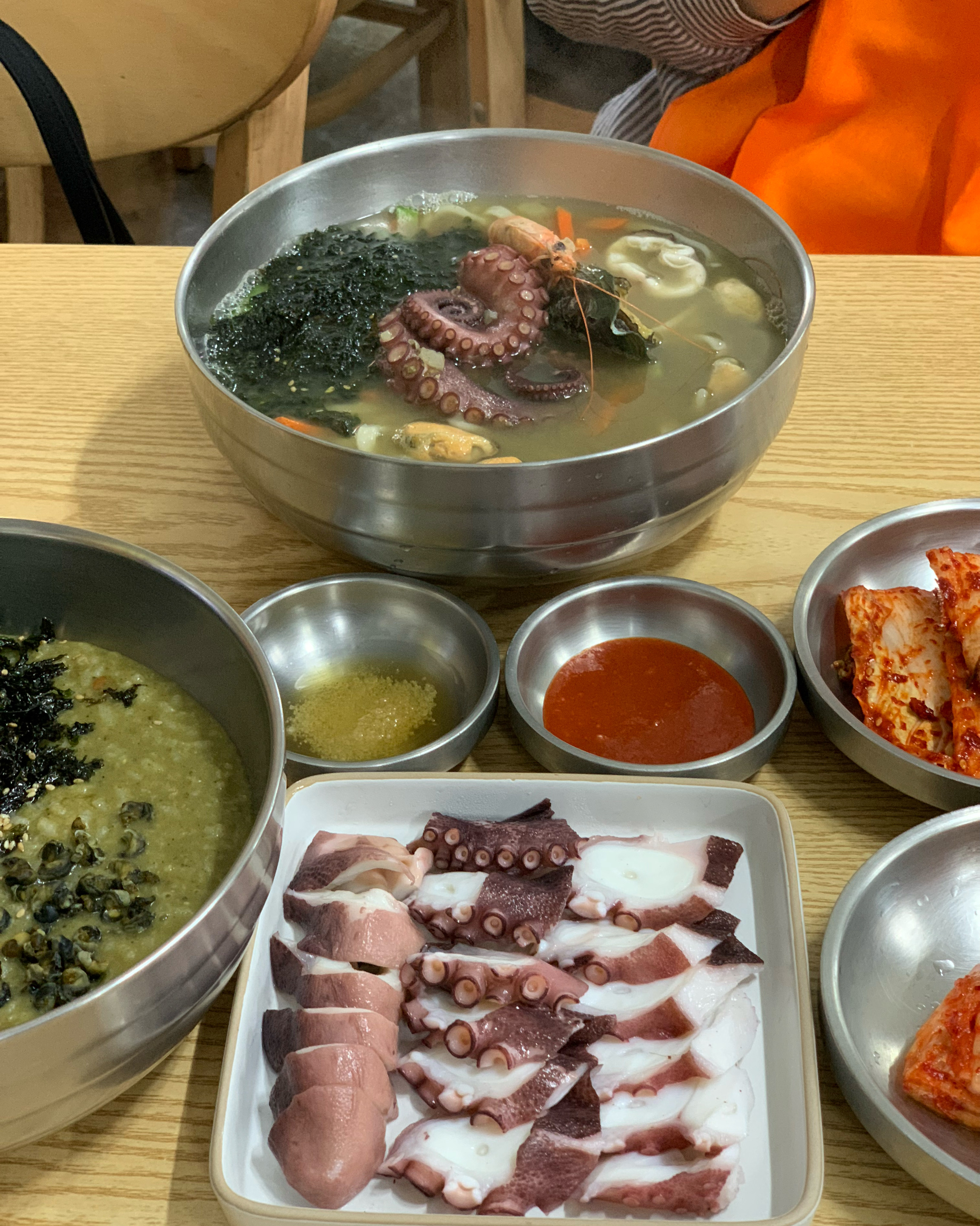 협재해수욕장 가기전에 해물칼국수와 보말전복죽을 - 제주 맛집 협재칼국수